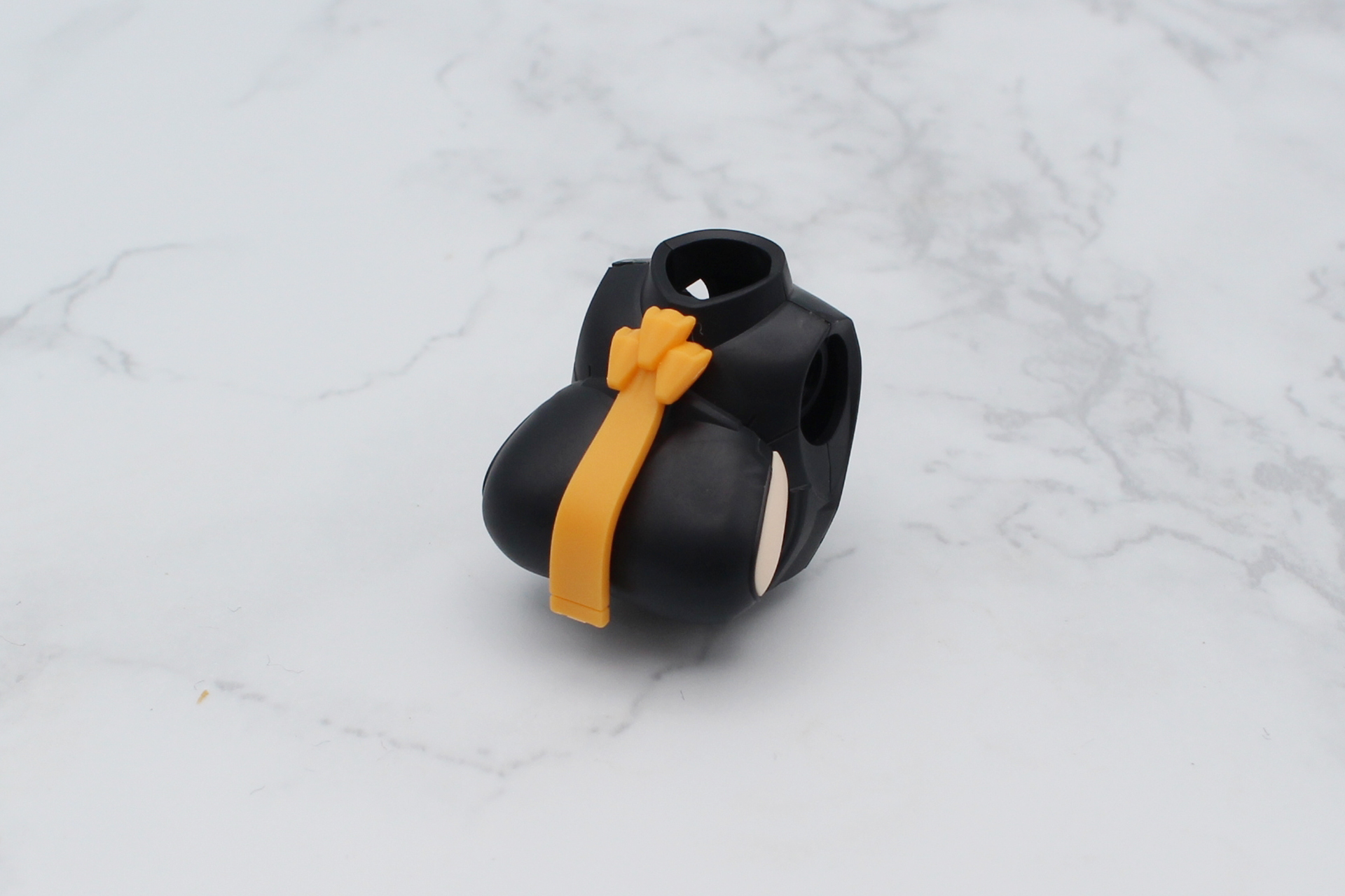 胸部にバストパーツを取り付ける