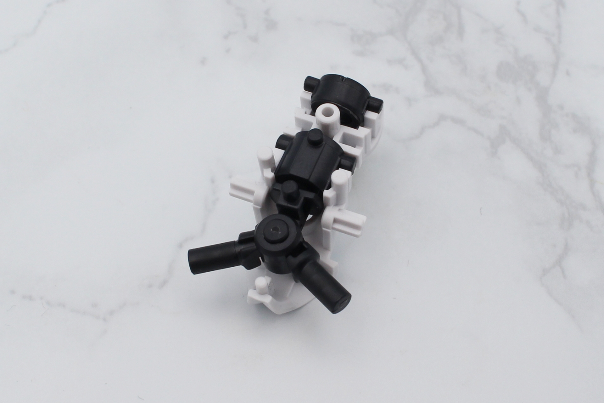 股関節を組み立てて、胴体内に取り付ける