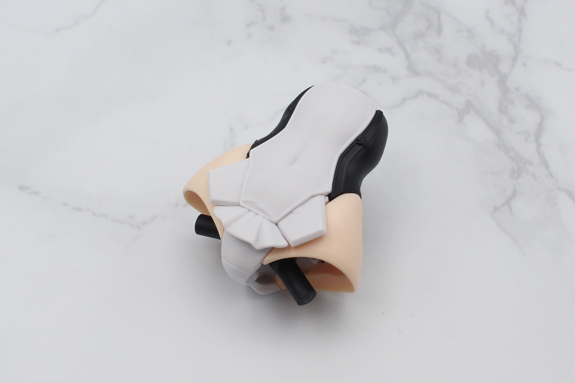 脚の付け根を取り付ける