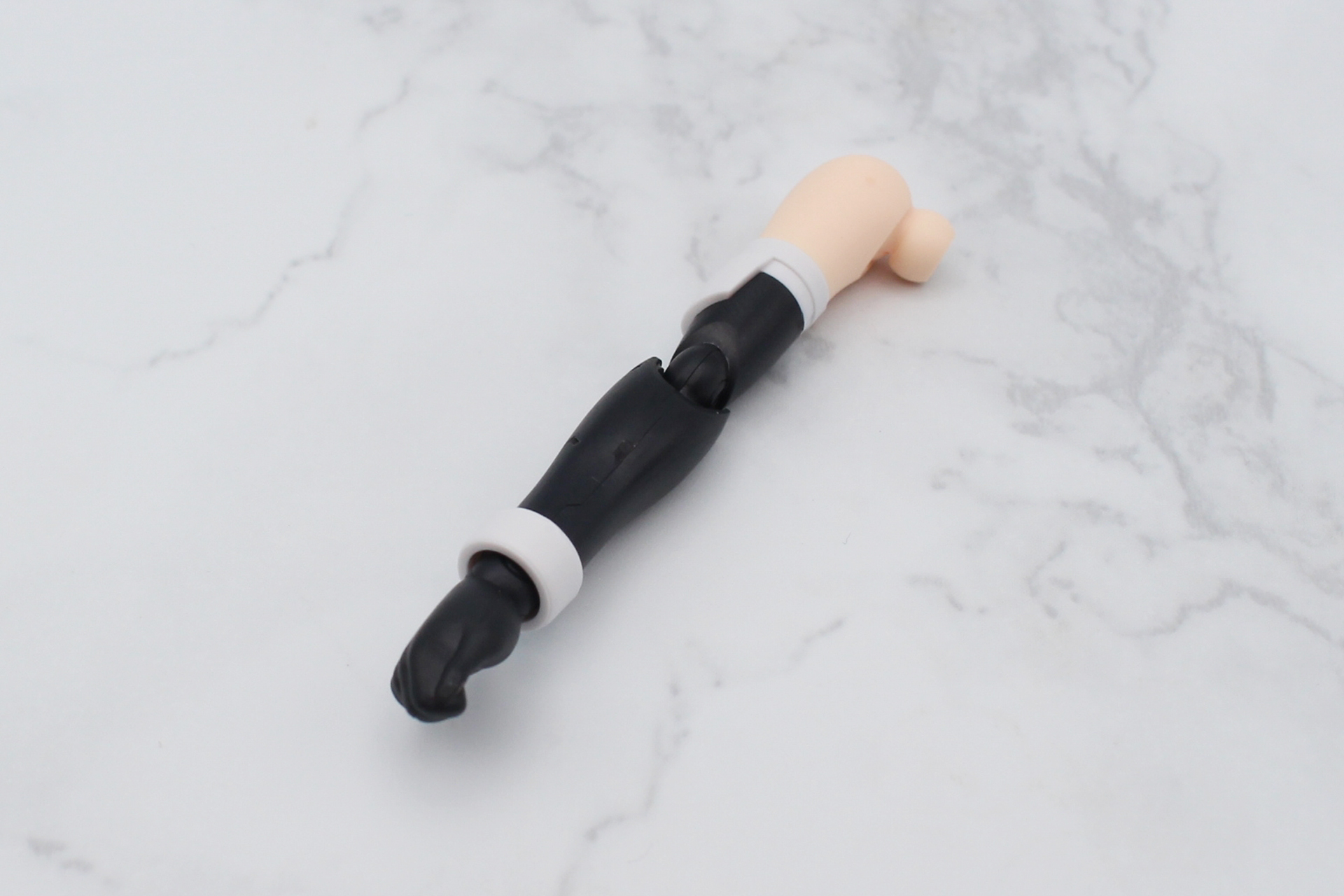 リングと手首を取り付けて右腕が完成