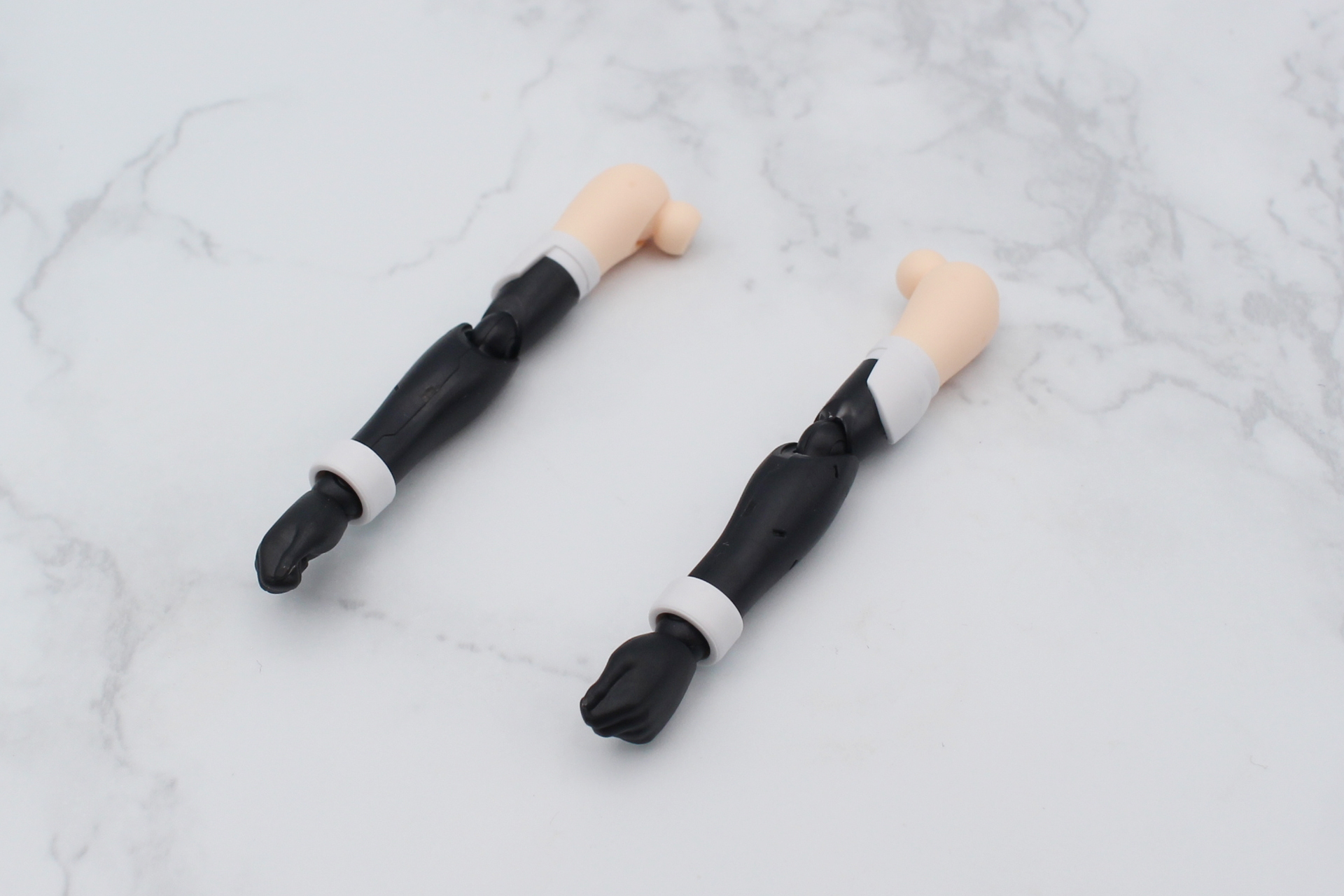 左腕も同様に組み立てる