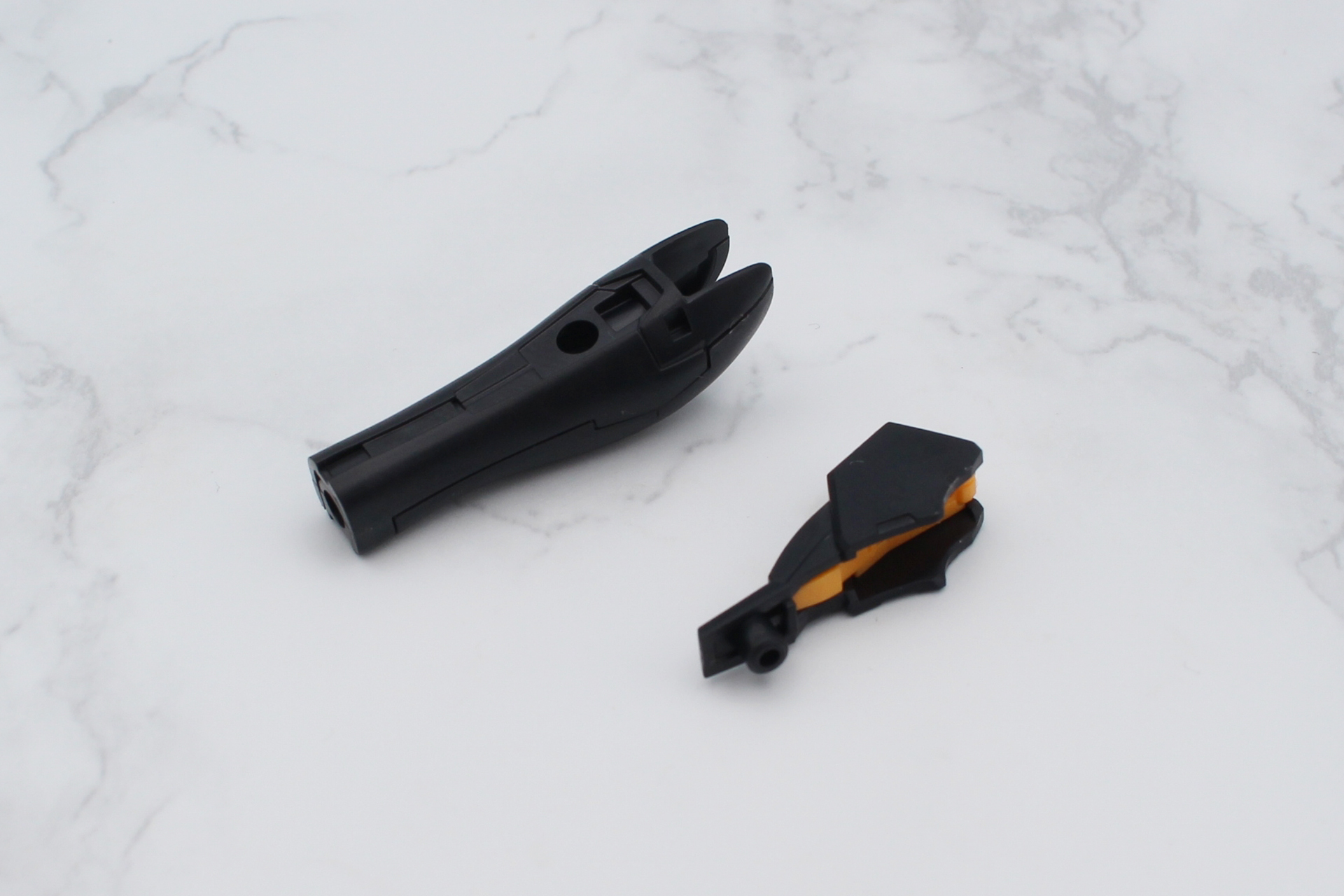 脚部の組み立て。脛と膝を組み立てて取り付ける。イエローのパーツは膝の上側の模様となる