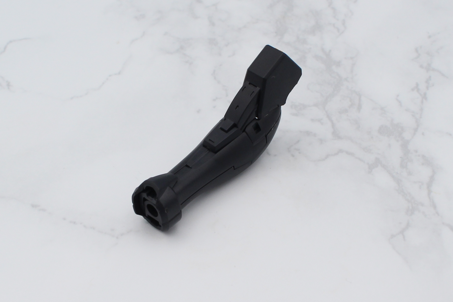 脚部の組み立て。脛と膝を組み立てて取り付ける。イエローのパーツは膝の上側の模様となる