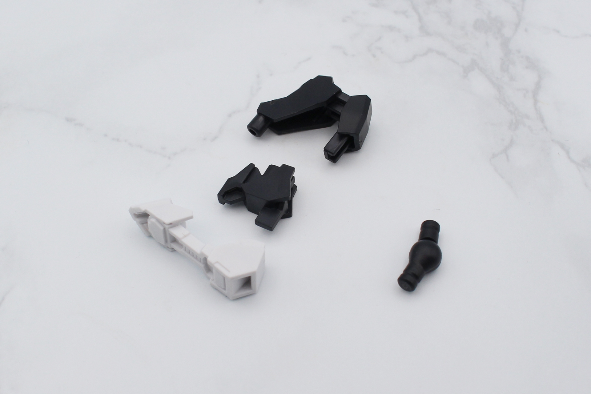 ブーツと関節を組み立てる。ヒールのようだが、前後がソールでつながった変わった形だ