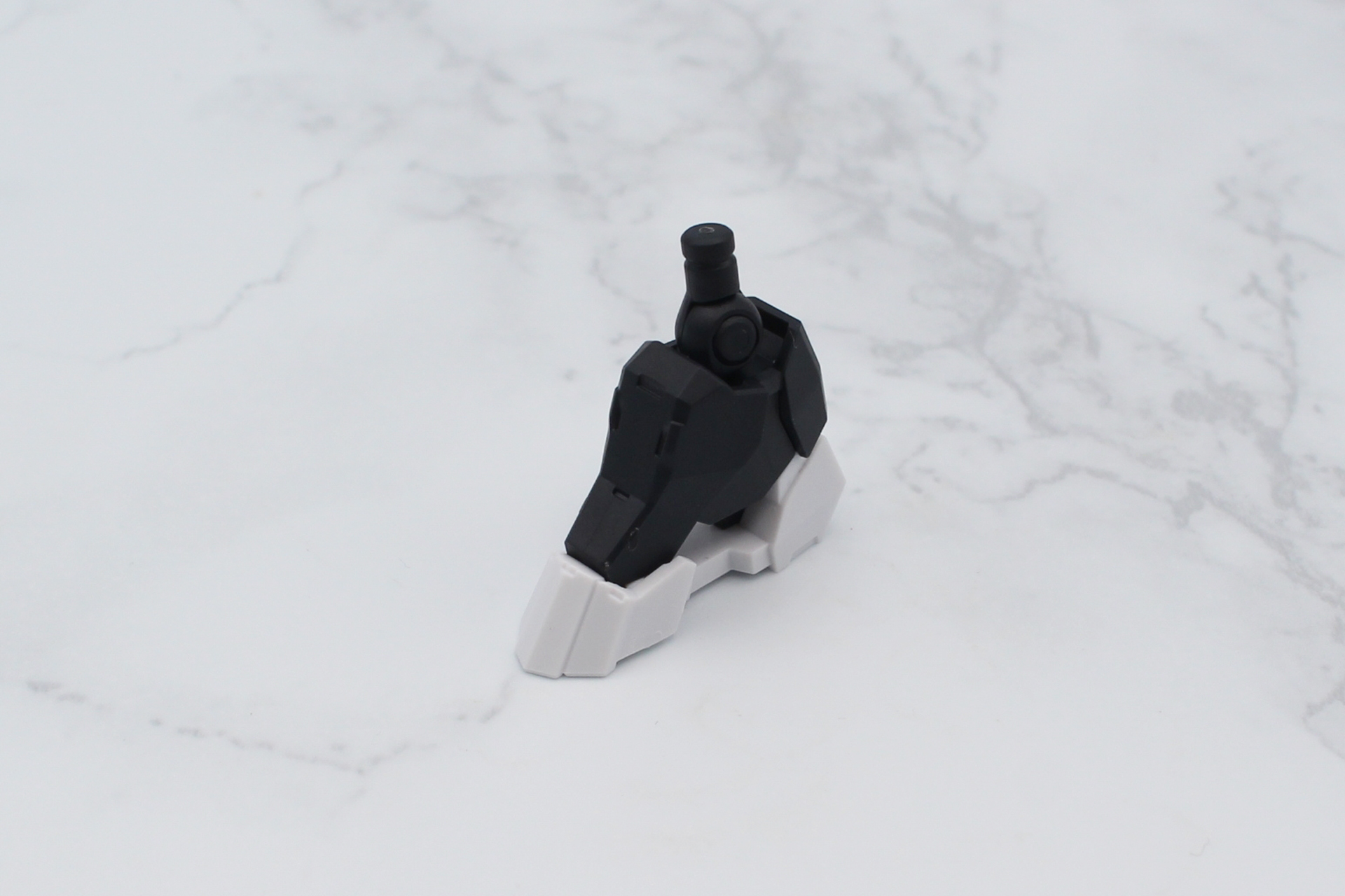 ブーツと関節を組み立てる。ヒールのようだが、前後がソールでつながった変わった形だ