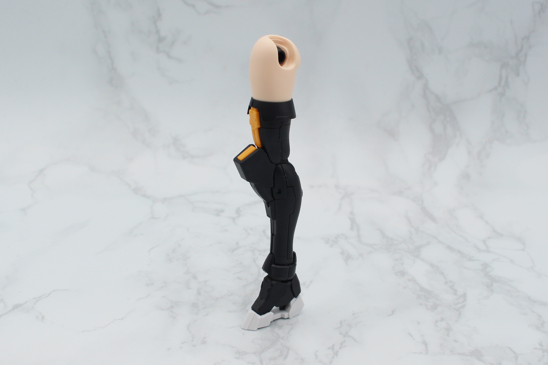 それぞれを取り付けて右脚が完成