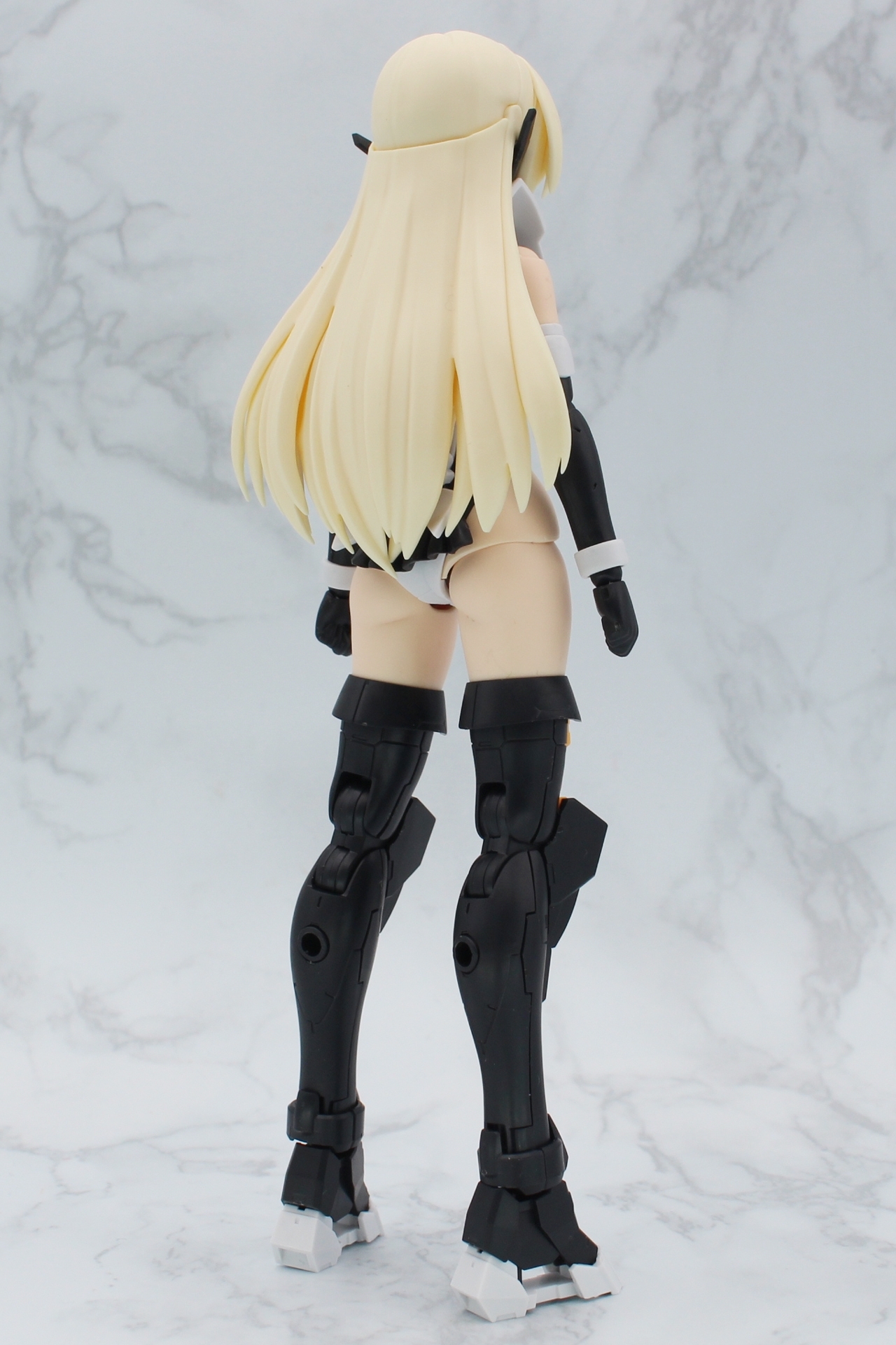 背中は髪の毛で隠れてほとんど見えない。凝ったブーツの形にも注目