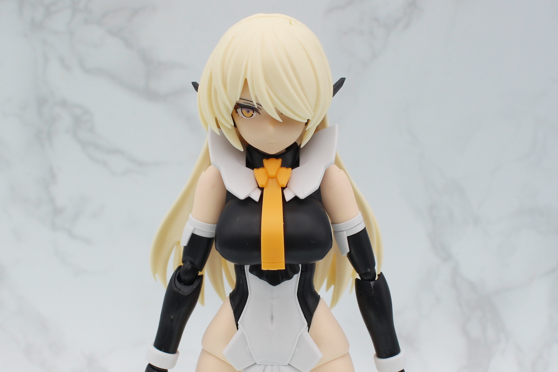 ネクタイの結び目には3つの頭を持つケルベロスをイメージした意匠が施されている