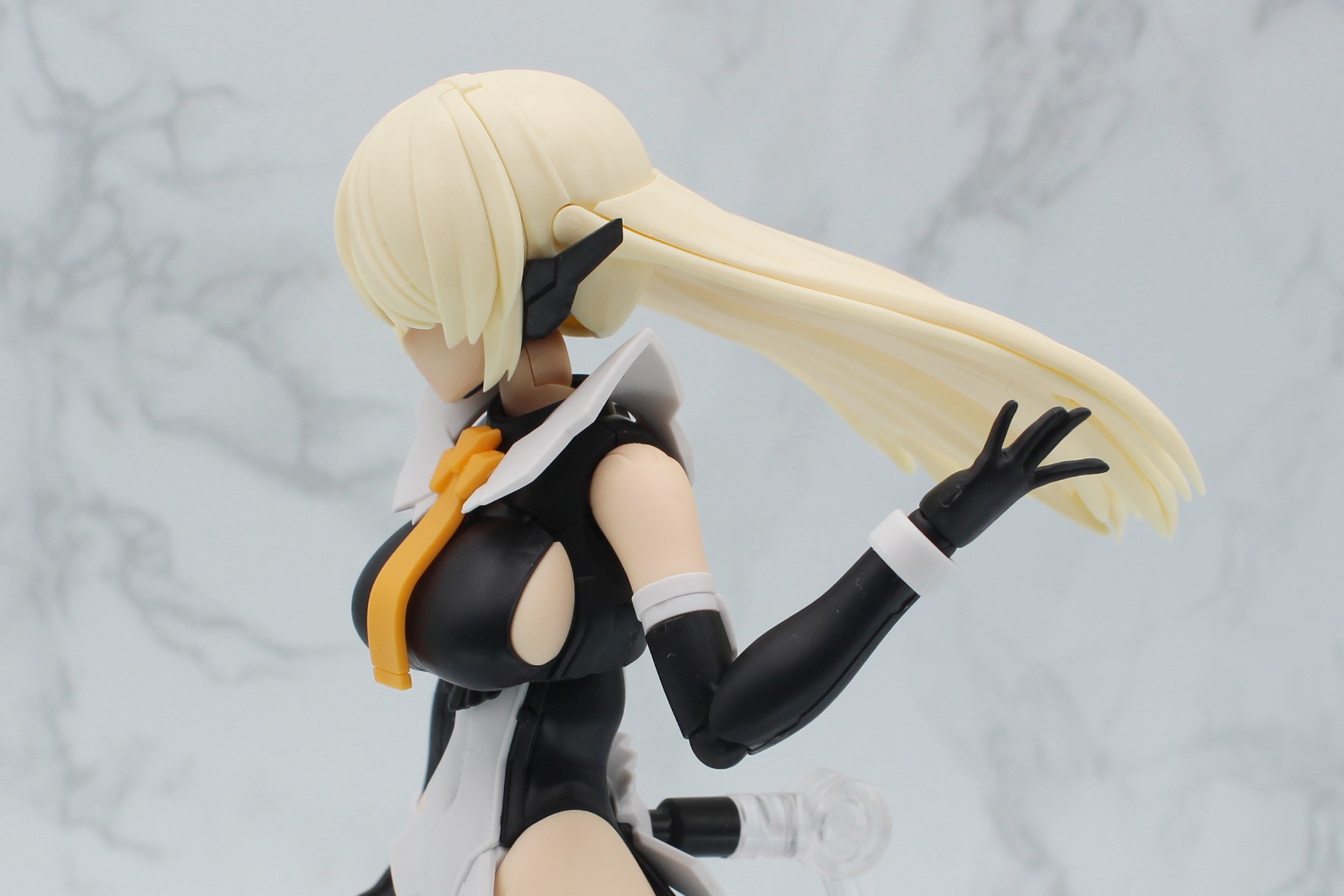 アクションベースを使うときは髪の毛を上げて、腰のジョイントに取り付ける