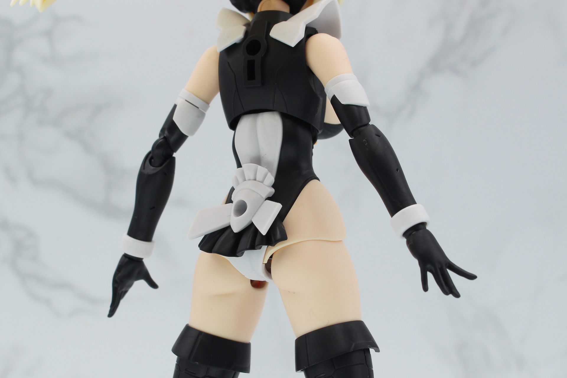 腰にはリボンとフリルがある