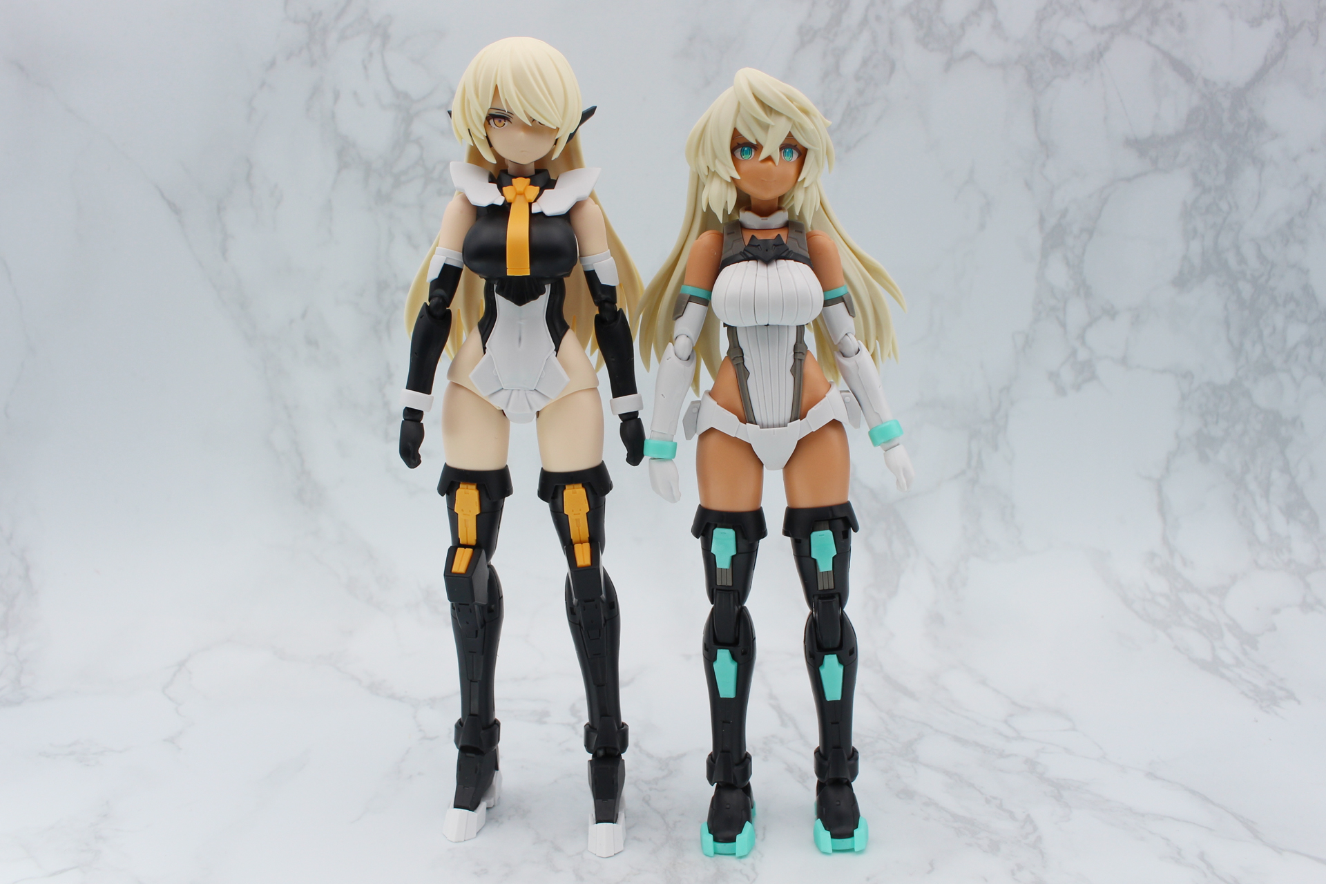 全高約150mmのセスティエ（右）との身長比較。ベルベリアは約160mmで、脚がかなり長いことがわかる