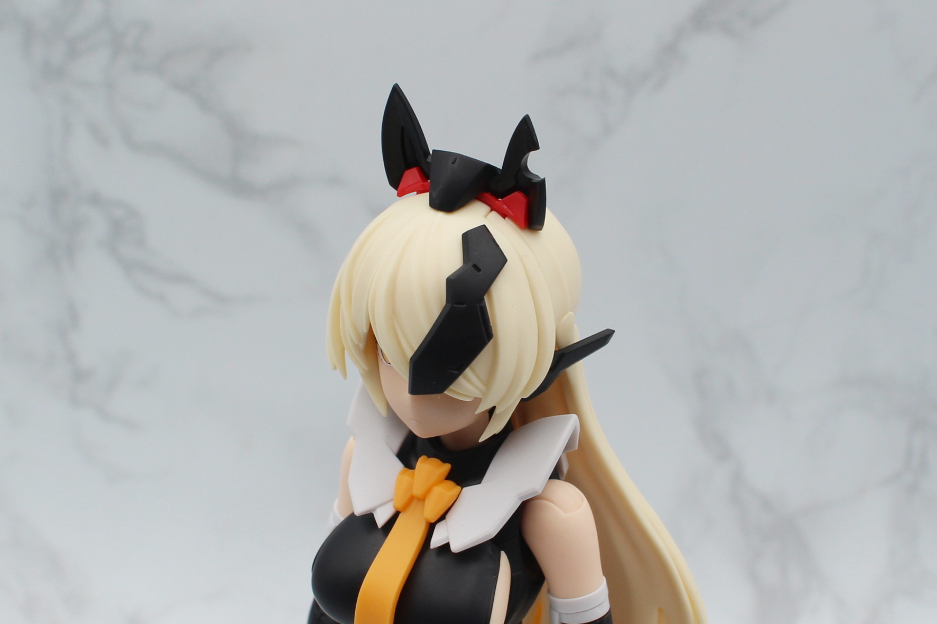 頭頂部のパーツをカチューシャと交換する。前髪は飾りのあるものに交換しておく