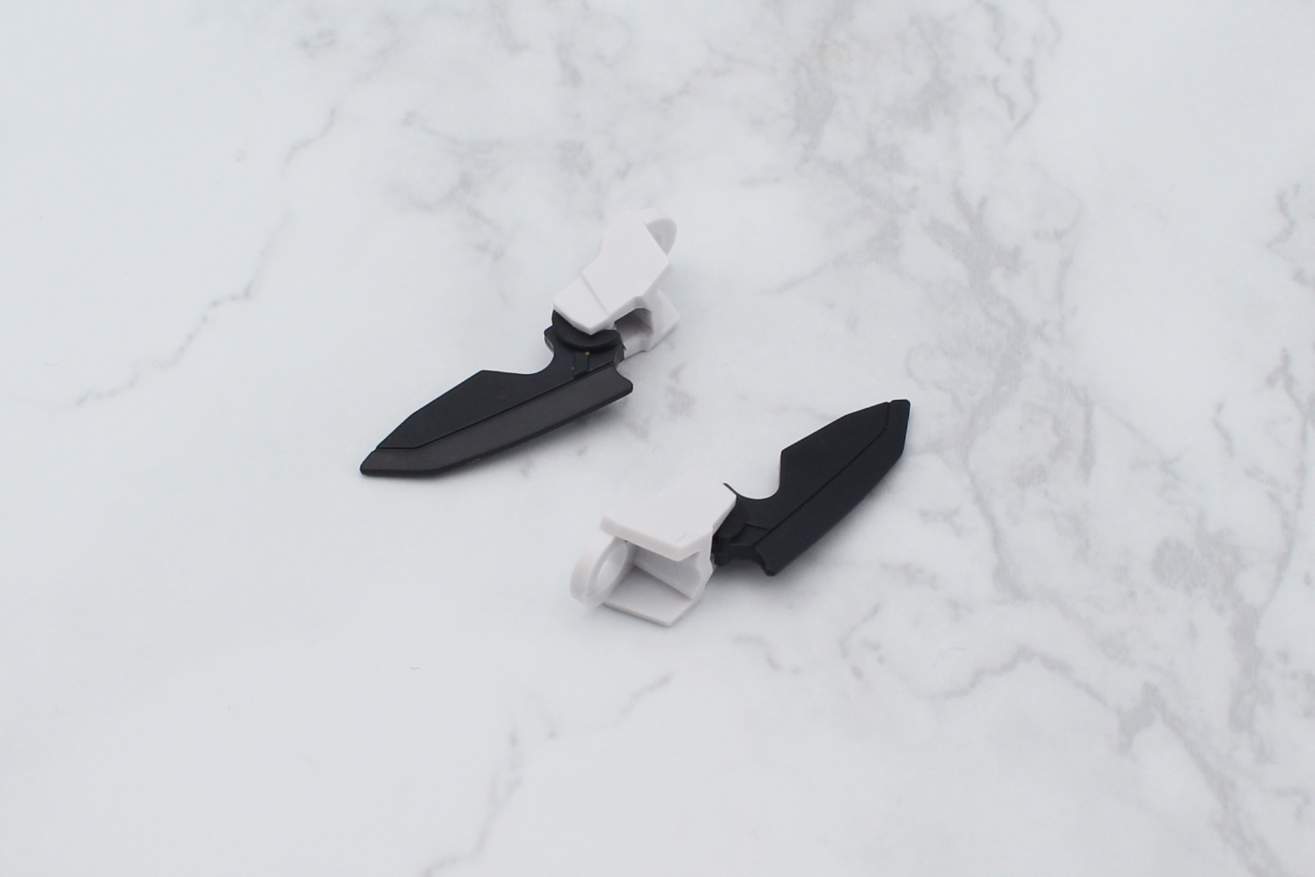 両腕のナイフを組み立てる