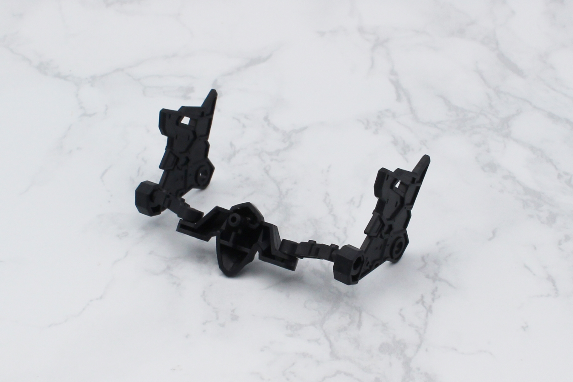 バックパックを組み立てる。左右のホルダーはアームを支点に可動する