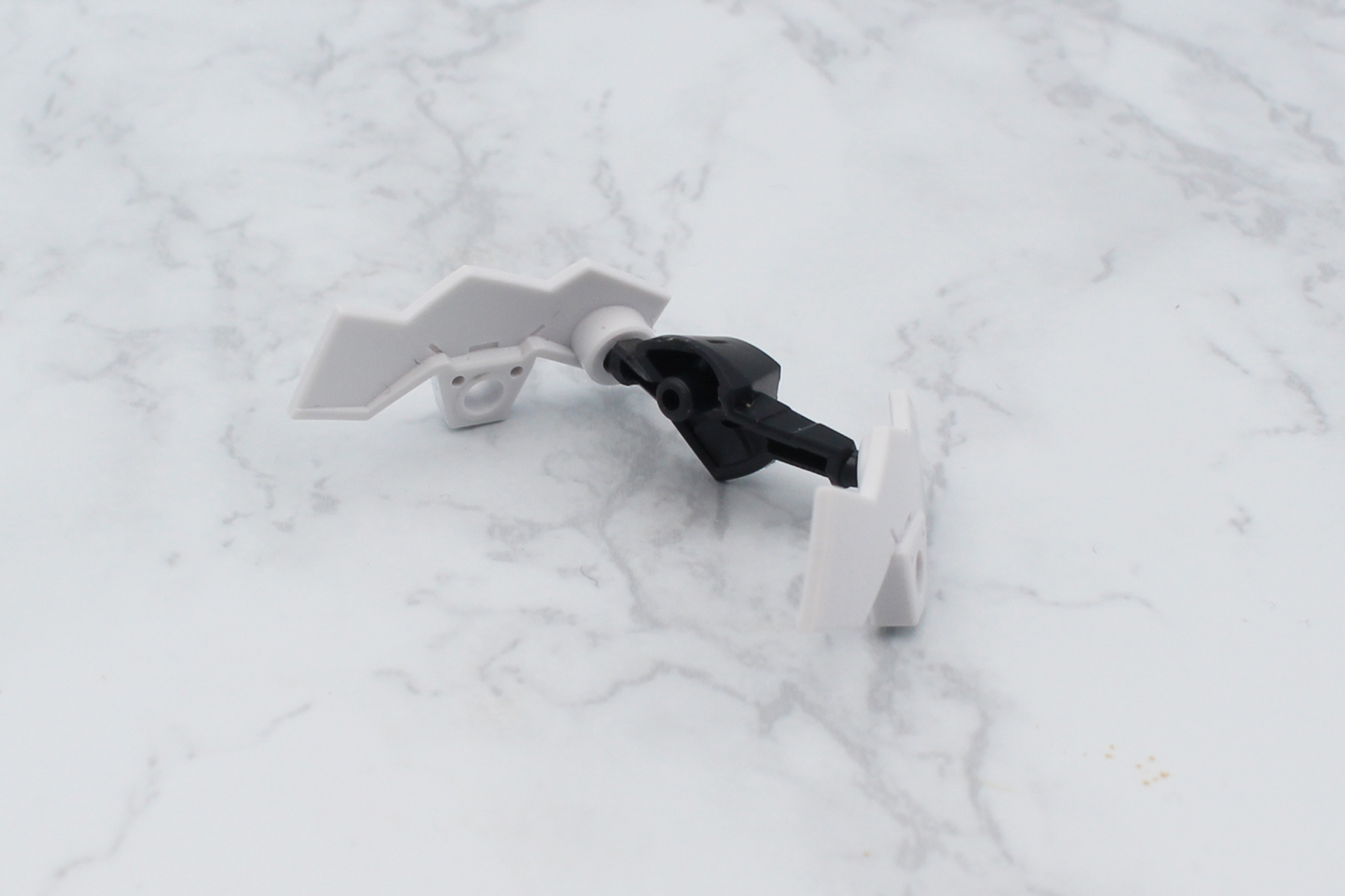 腰のアーマーを組み立てる。向きに注意