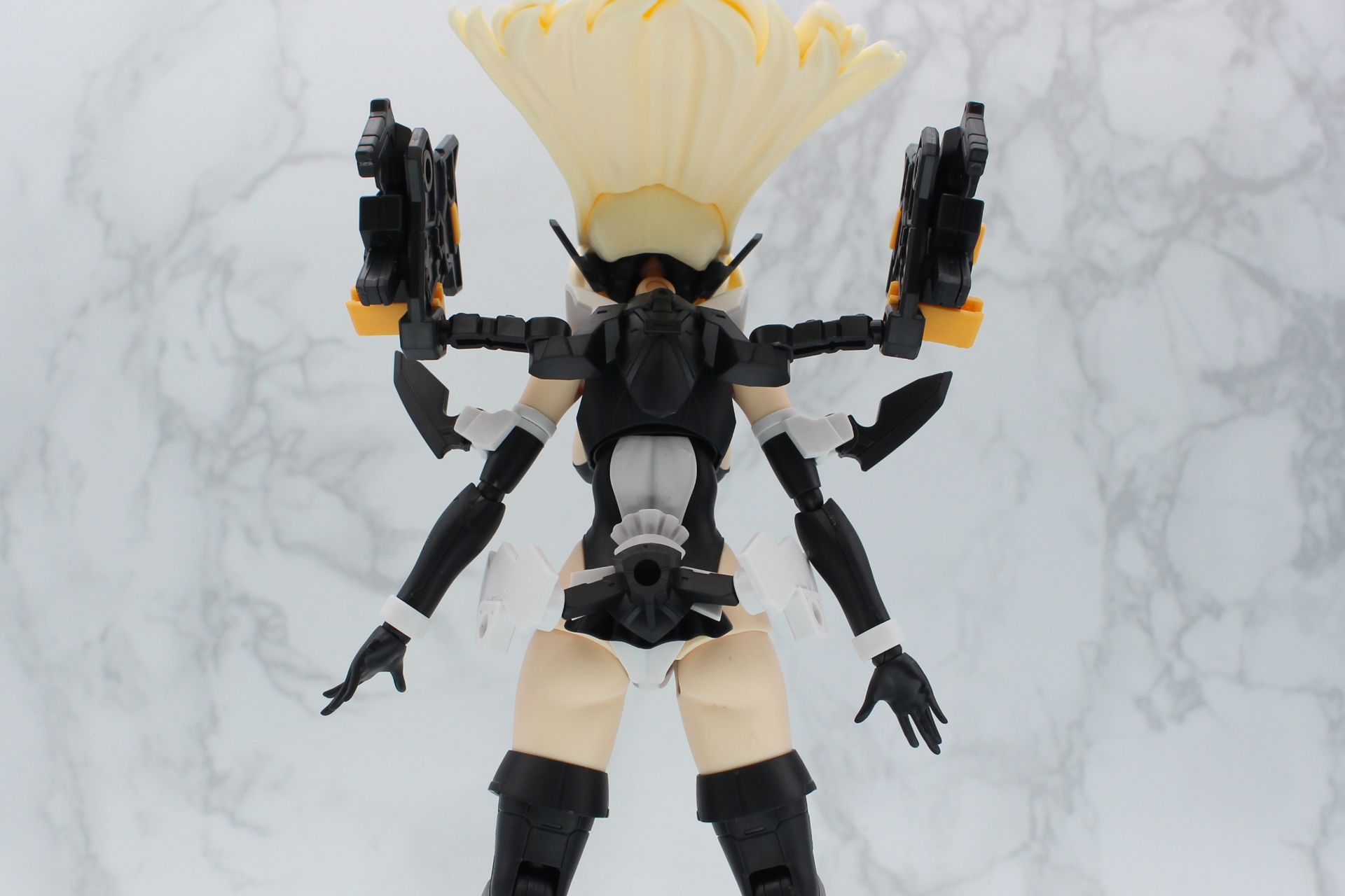 髪の毛を上げて、背中にバックパックを、腰にアーマーを取り付ける