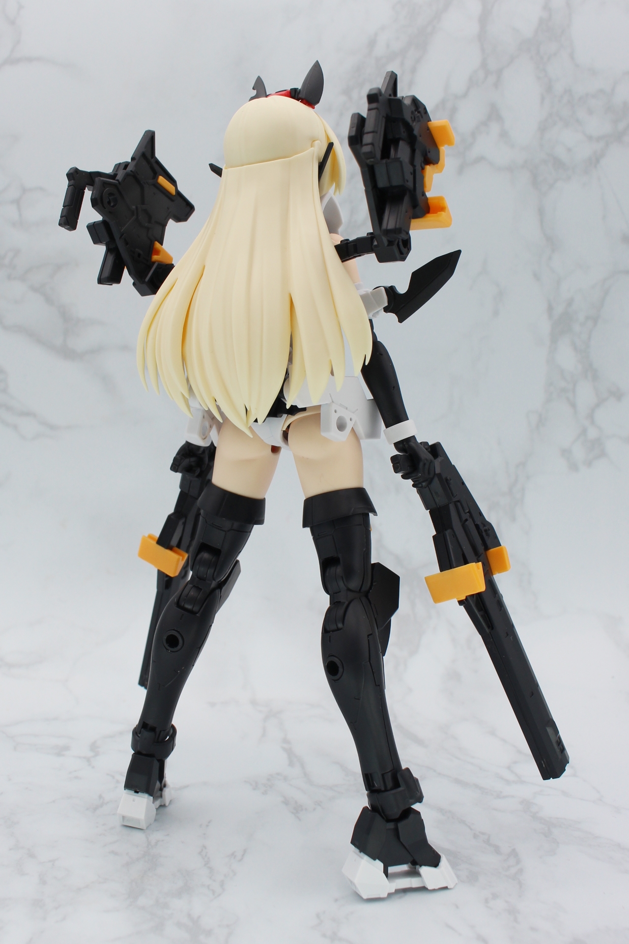 ライフルを持たせてフェローチェフォームが完成。長身なので長めのライフルも違和感なく装備できる