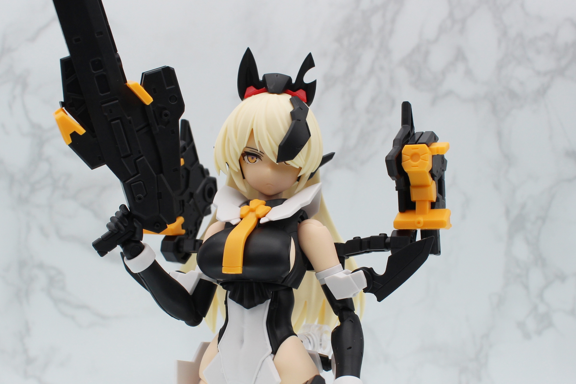 カチューシャは片側が欠けたデザイン。