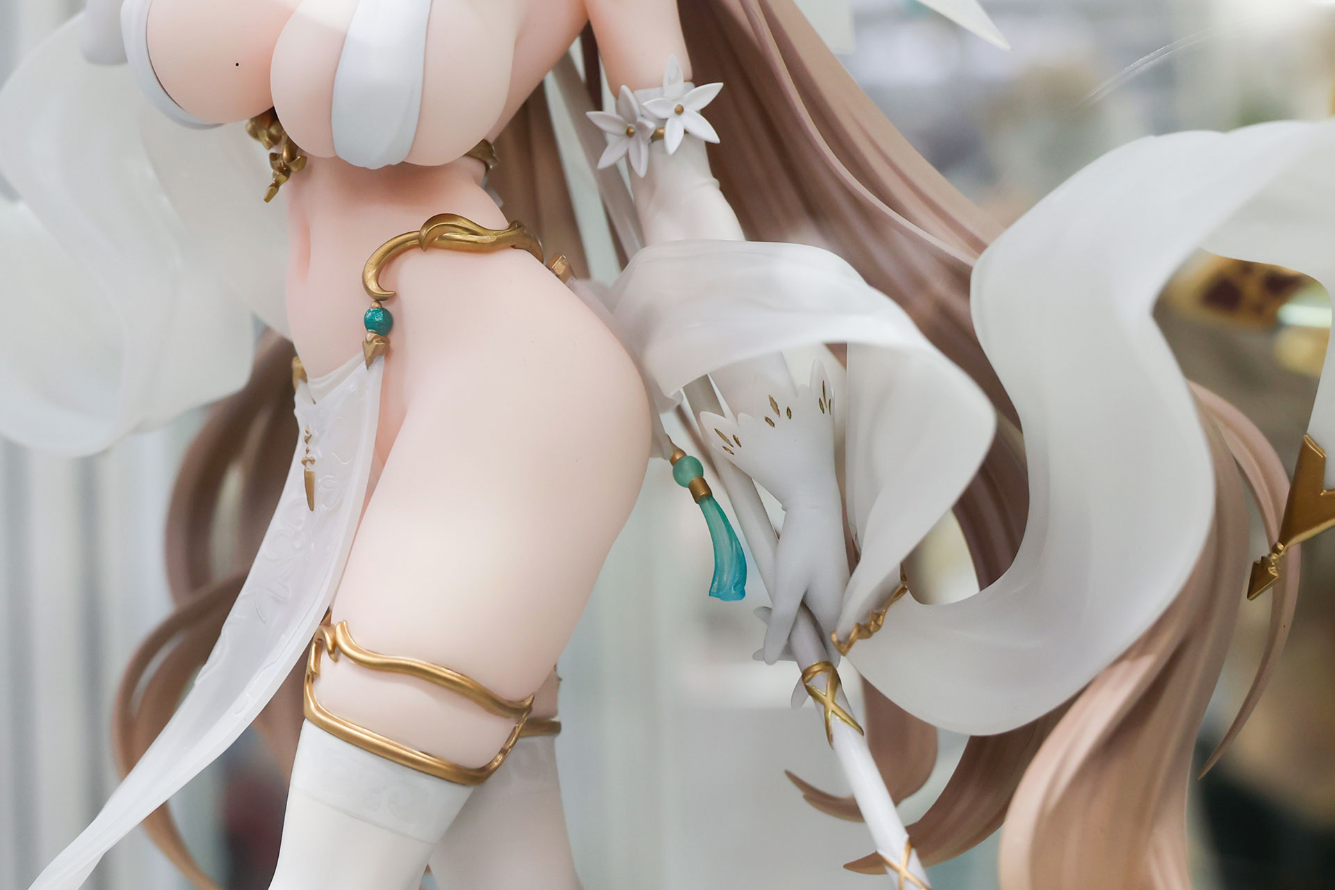 半透明な布の浮遊感も素晴らしい