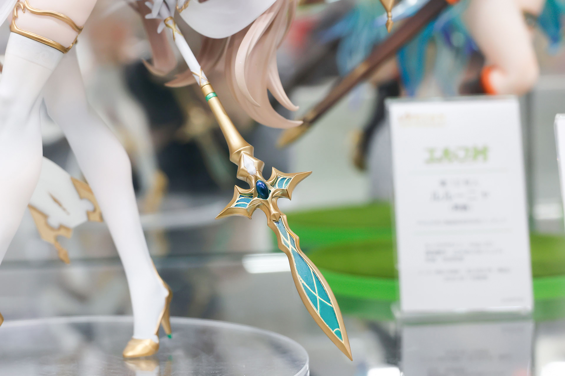 武器はまるでアクセサリーのような作りになっている