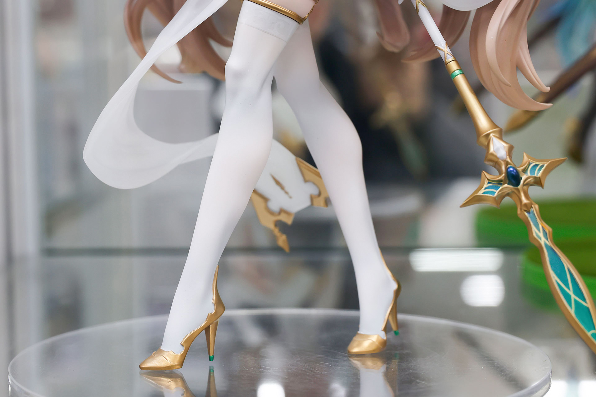 足元は金のハイヒールを履いている