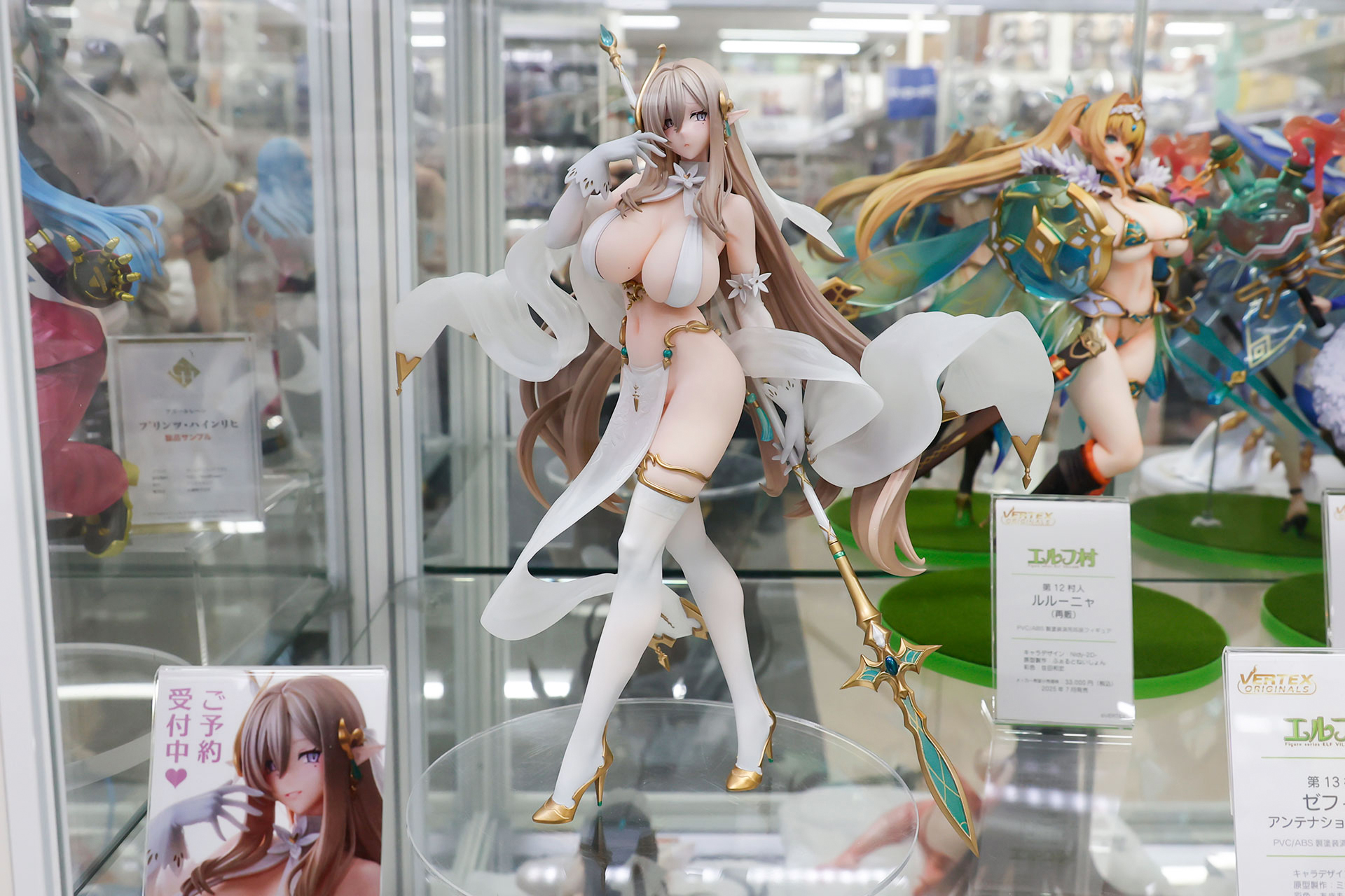 フィギュアの素材はPVCとABSで、全高は約250mmだ