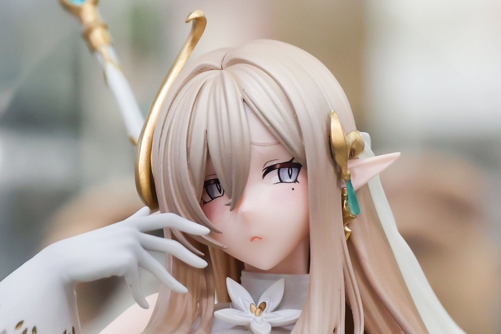 こちらは、あみあみ限定版に付属している「困り顔パーツ」を付けた状態だ