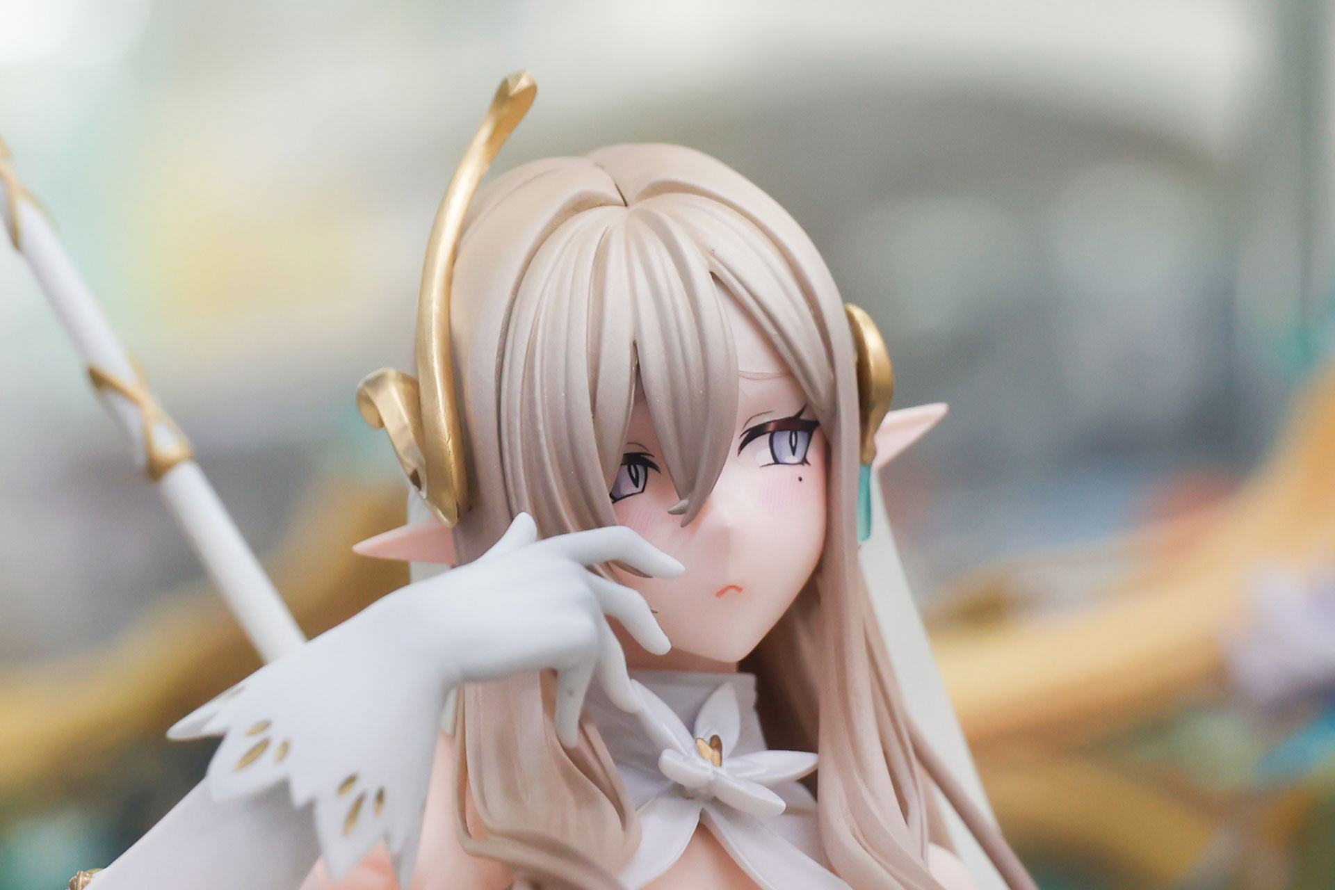 淡い色の髪に金の飾りが似合っている