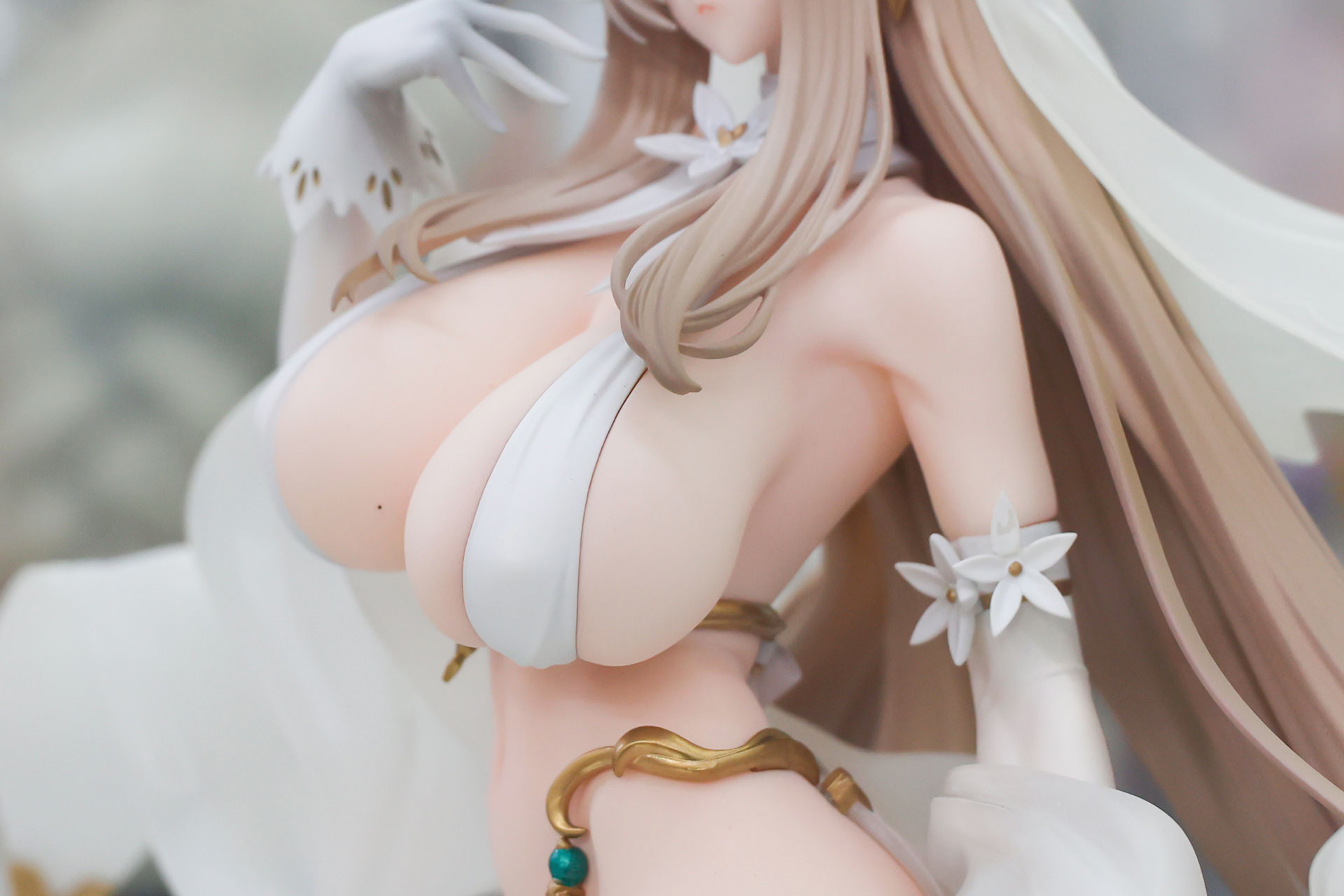 腕に花の飾りが付けられている