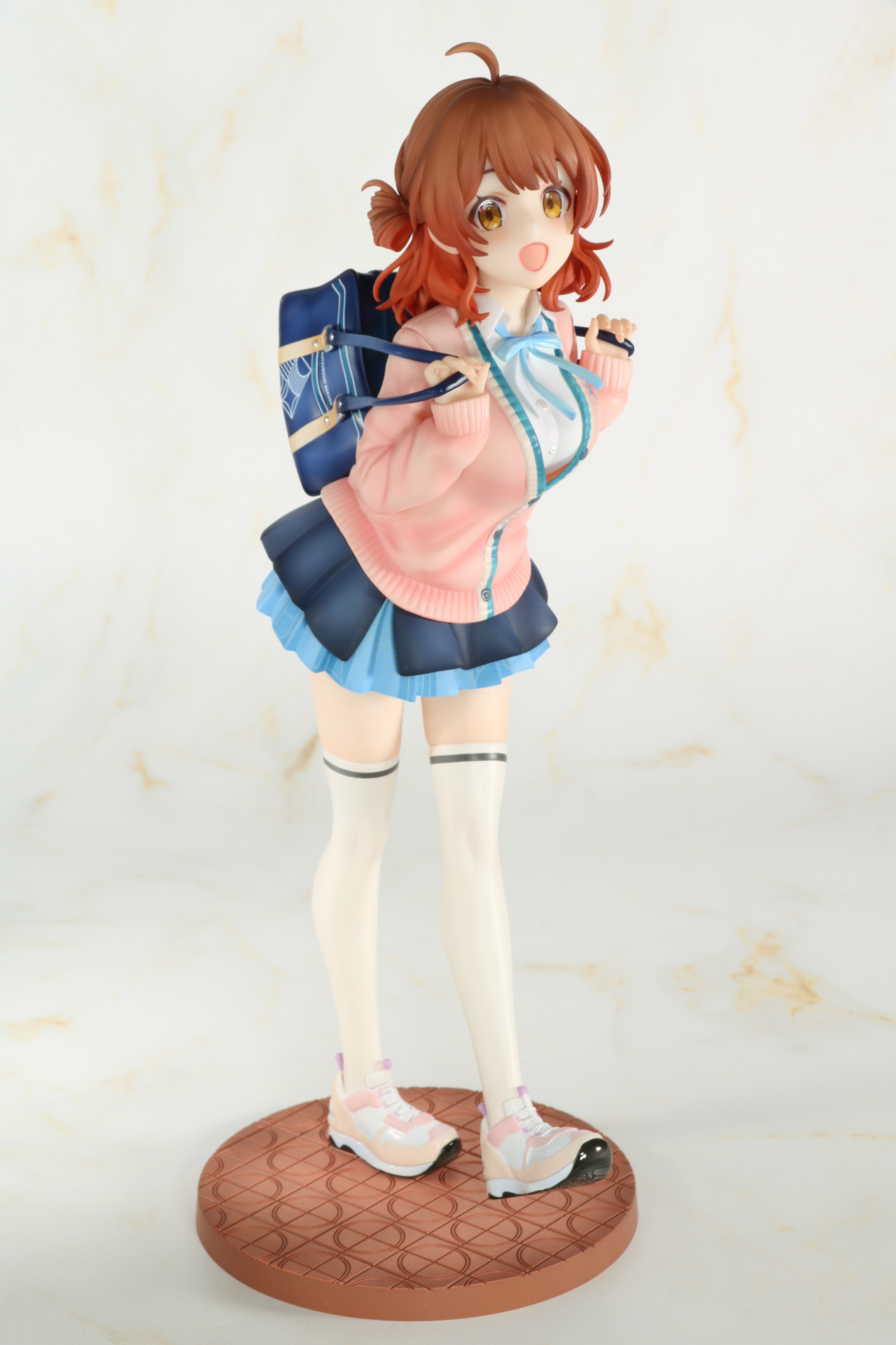 イラストを元に立体化され、全高約25cm(台座含む)で存在感あるサイズとなっている