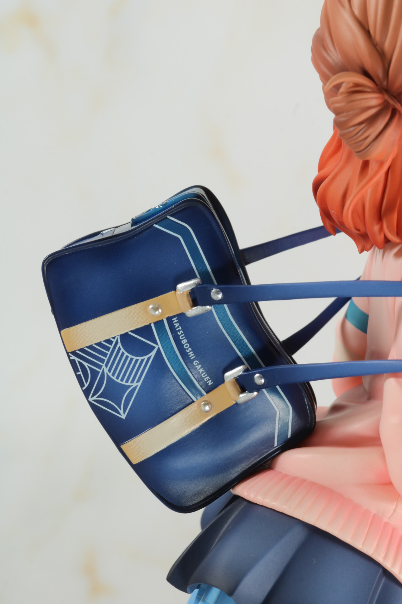 スクールバッグも校章など細かく再現されている