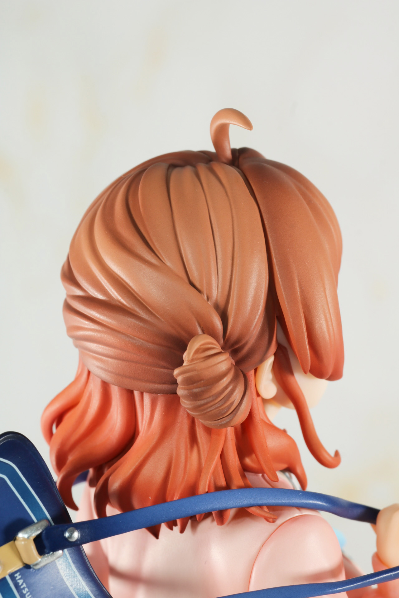 サイドに髪をまとめたヘアスタイル。毛先のグラデーションやひょこっと出ている毛先も再現