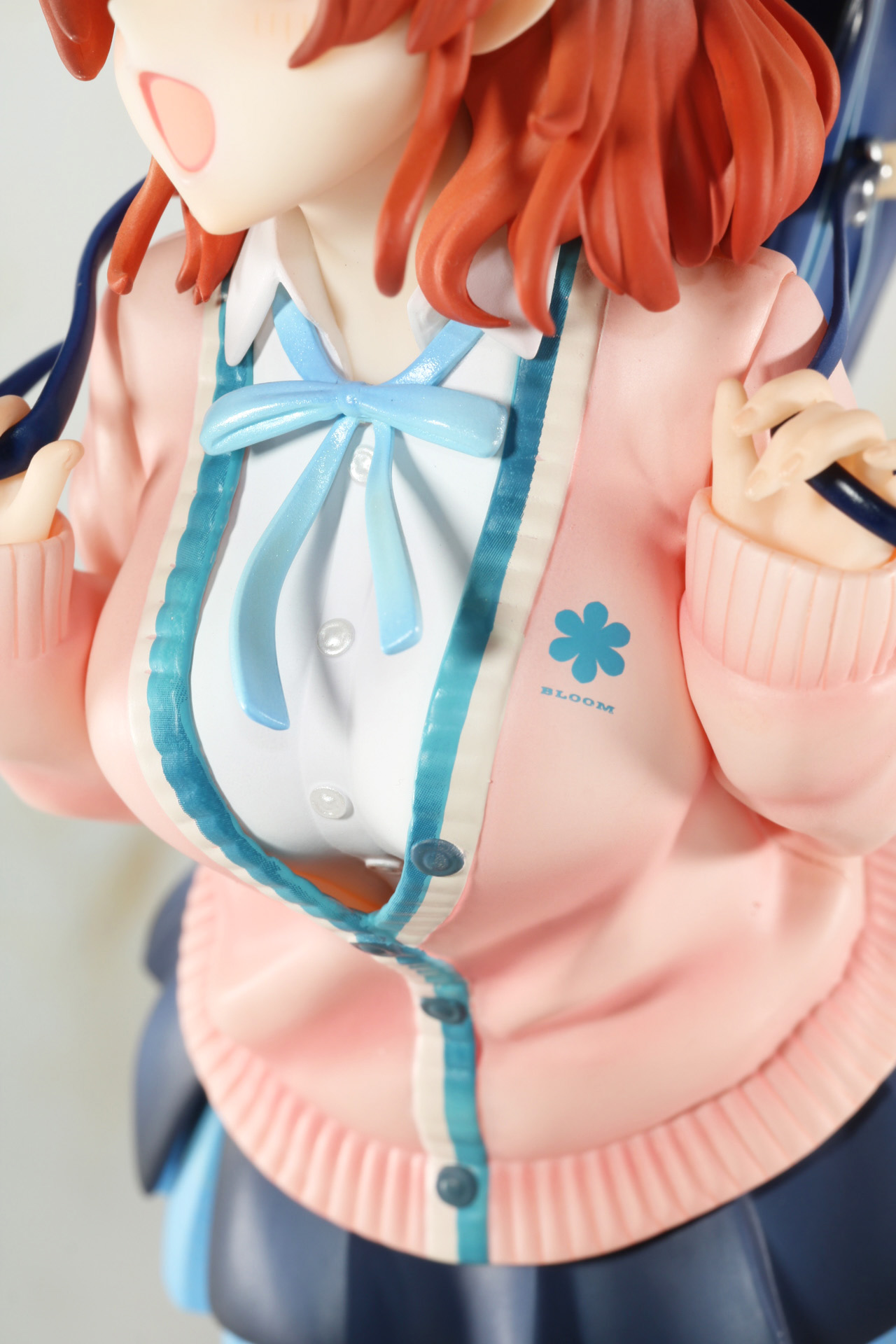 カーディガンの材質感はもちろん、首元のリボンやシャツのボタンなども細かく色分けされている