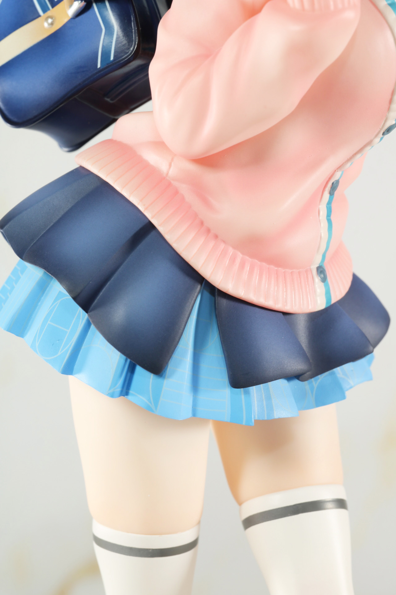 スカートは2段構造で下のスカイブルーのスカートは校章デザインがプリントされている