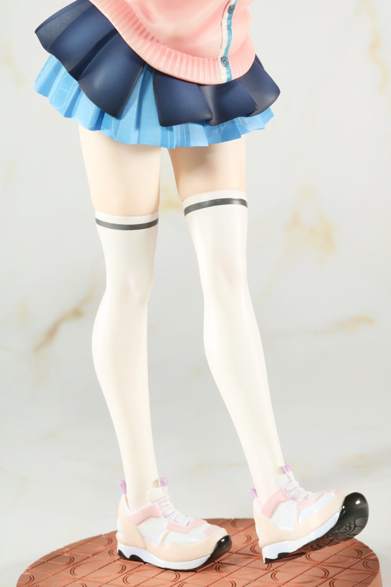 ニーソックスの質感も作り込まれている