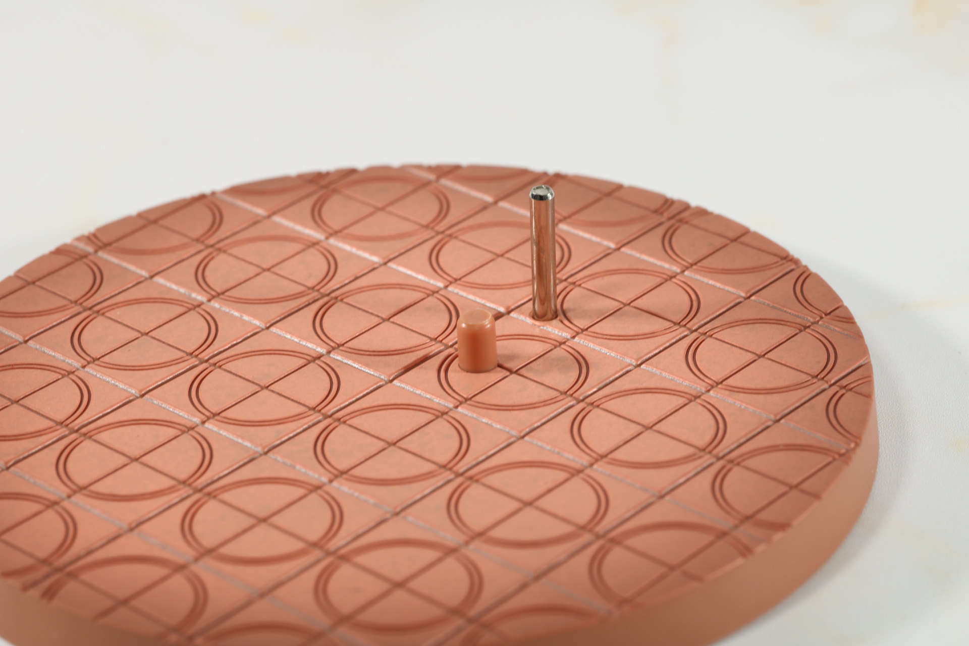 ディスプレイをする際は台座の接続部にフィギュアの右足を差し込む