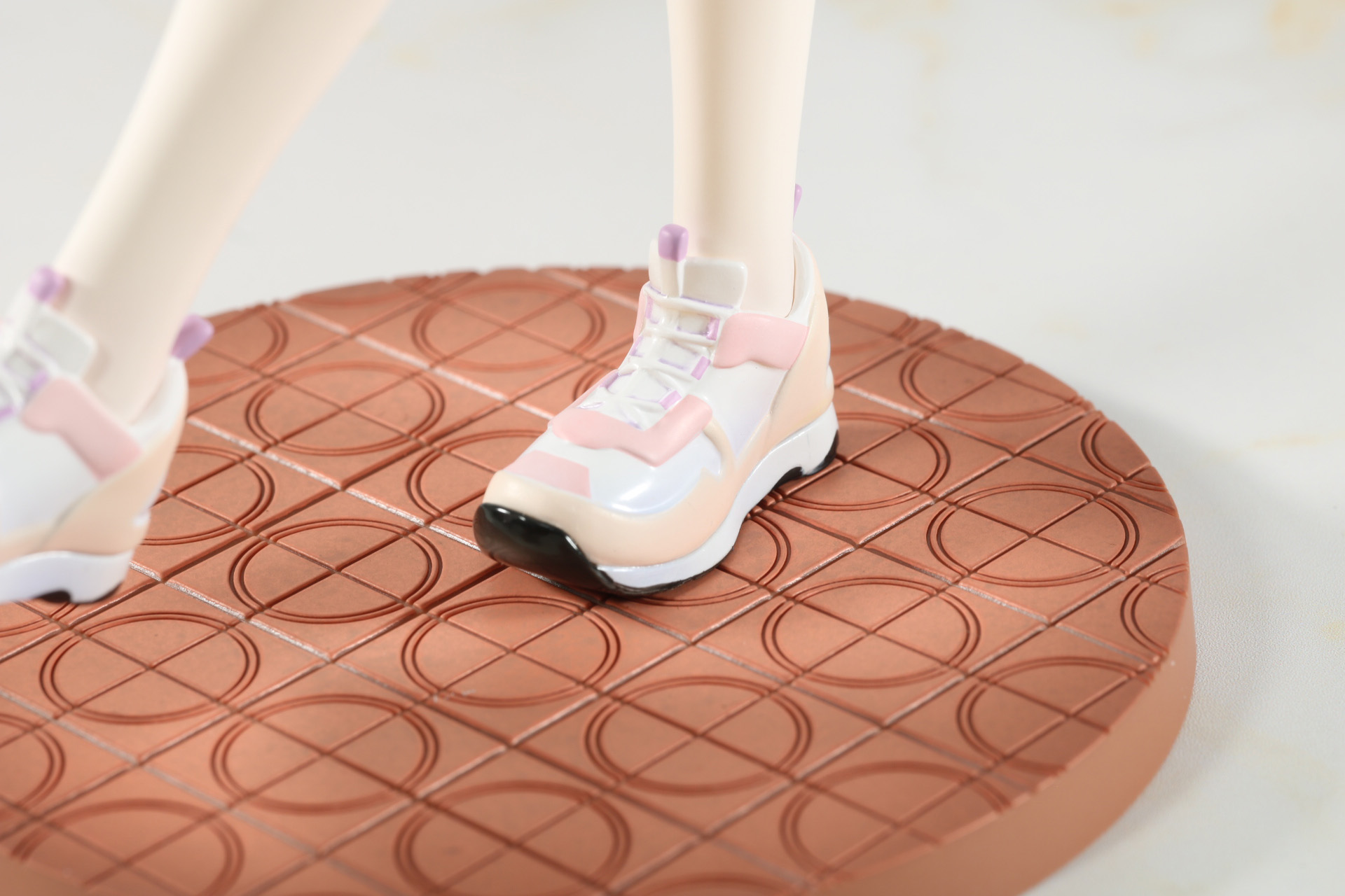 ディスプレイをする際は台座の接続部にフィギュアの右足を差し込む