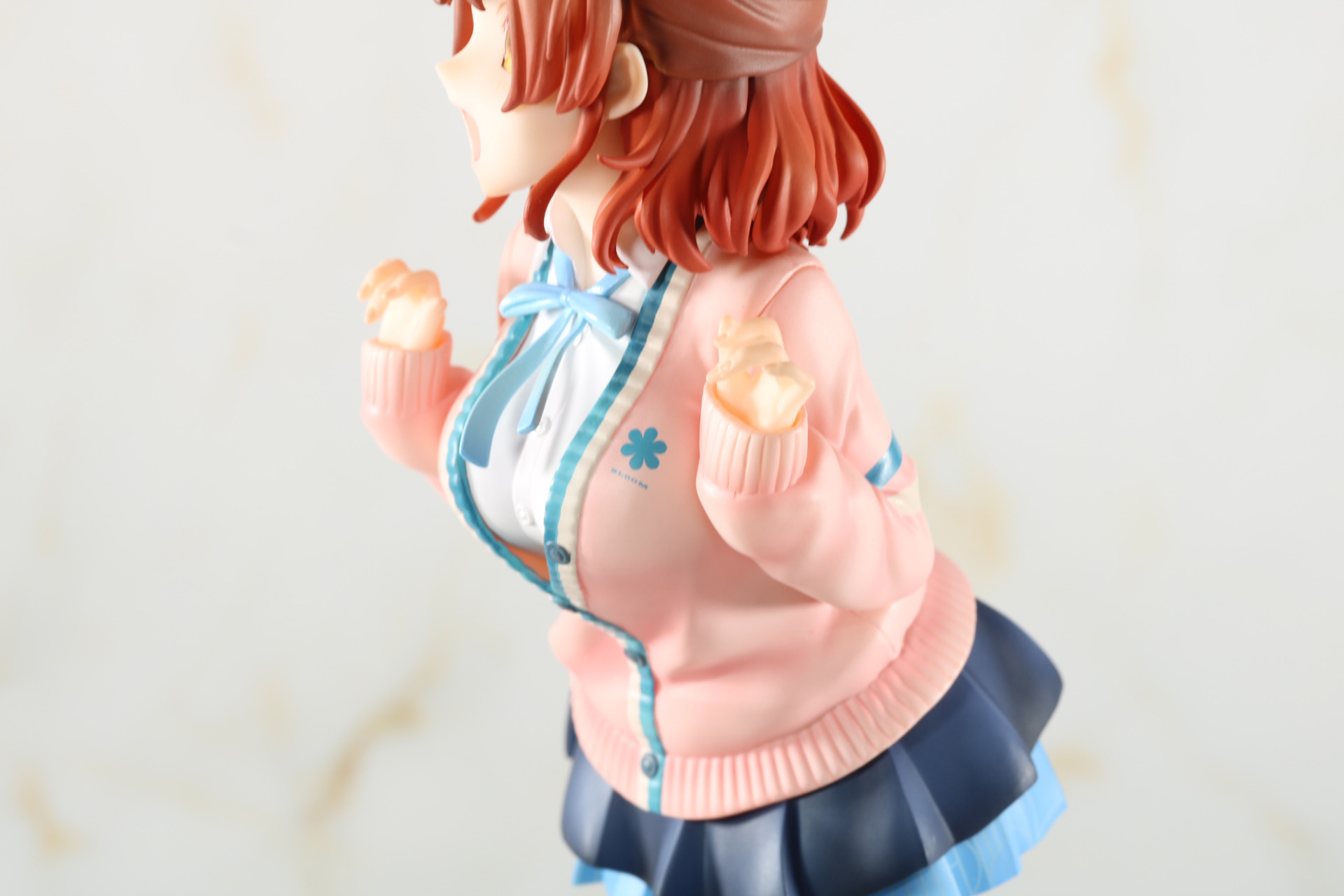 スクールバッグは持ち手部分が軟質パーツとなっており、手に持たせることができる