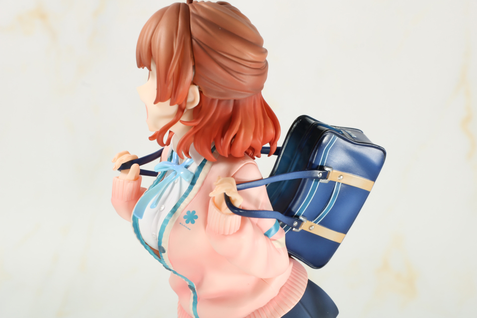 スクールバッグは持ち手部分が軟質パーツとなっており、手に持たせることができる