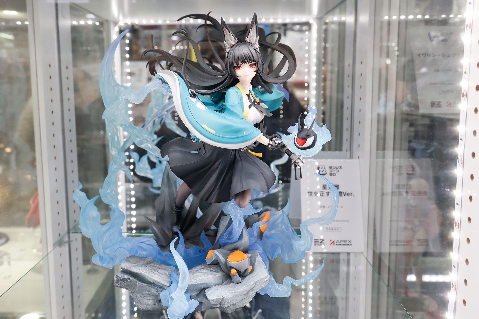 フィギュアの素材はPVCとABSで、台座部分を含む全高は約291mmだ