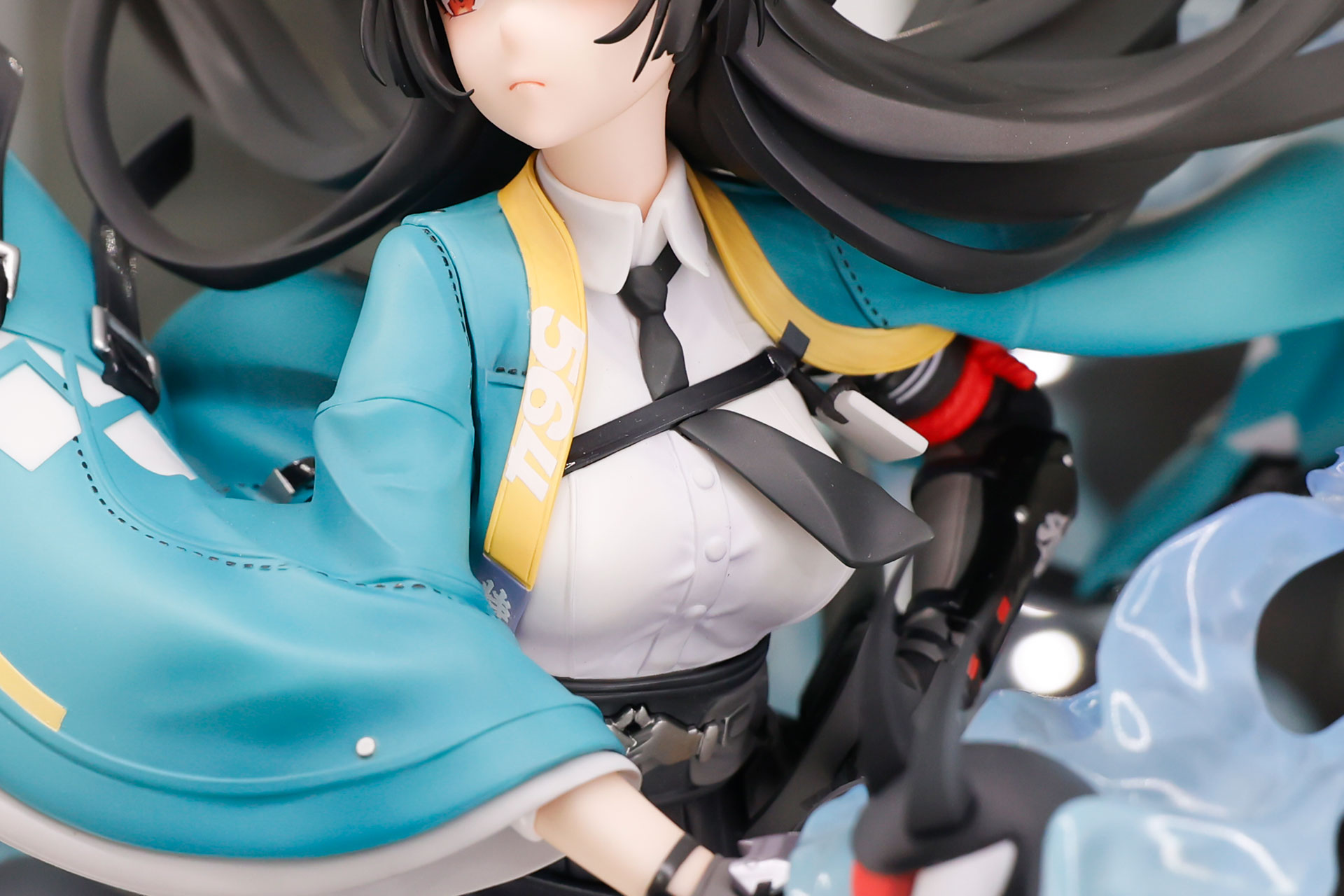 羽織の下は、白いシャツと黒いネクタイというスタイルだ