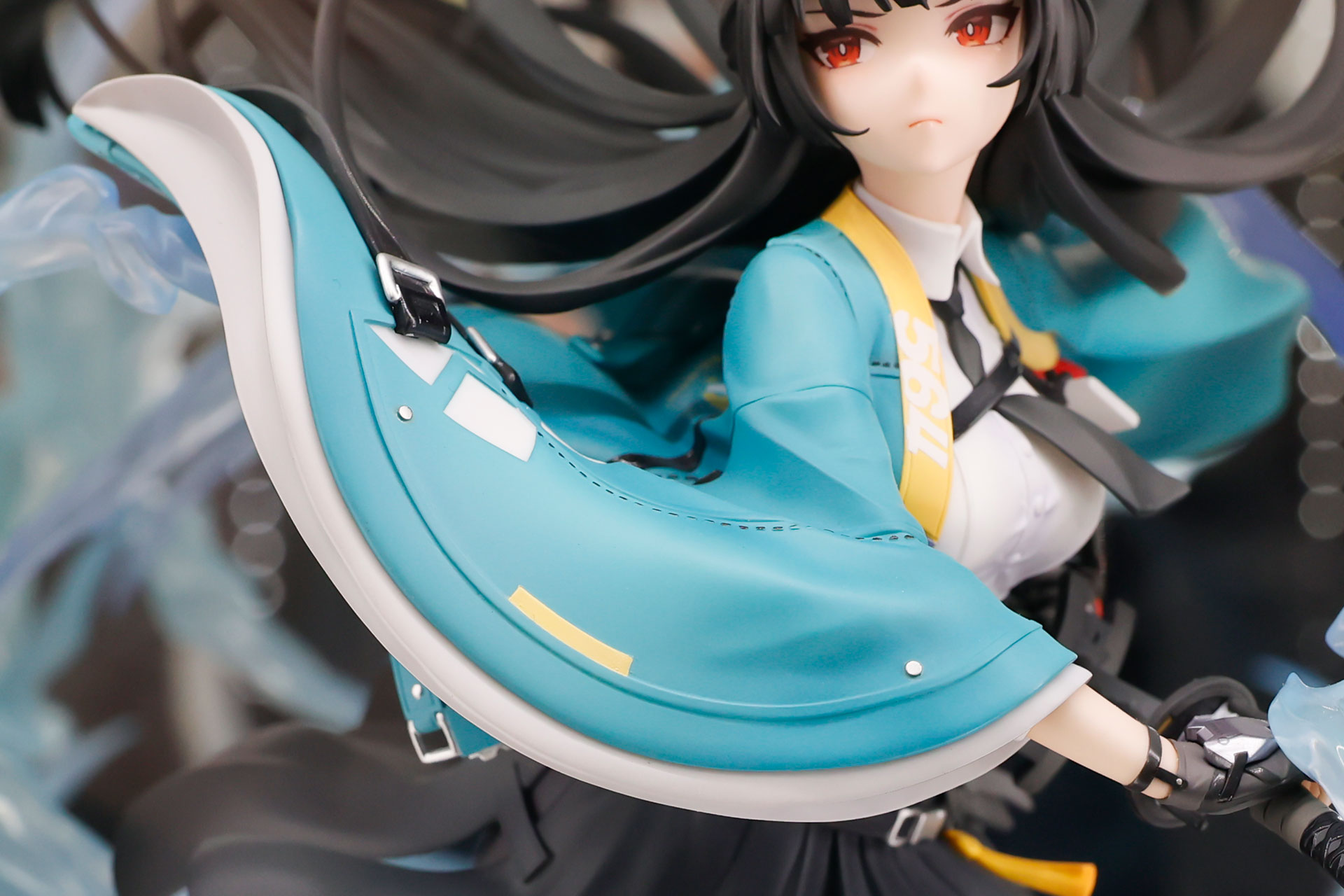 羽織が舞い上がっていることで、躍動感のある見た目になっている