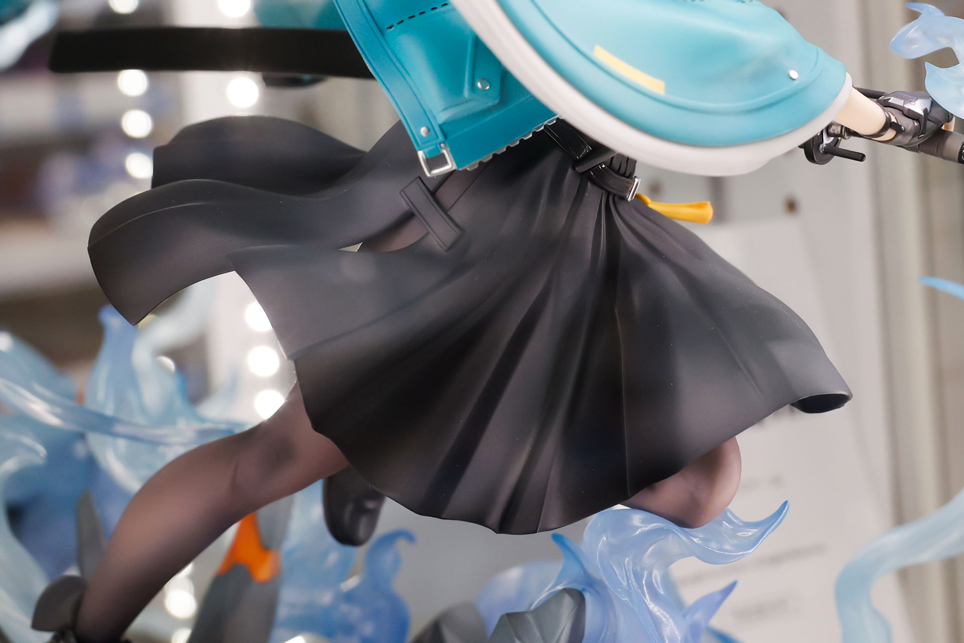 スカートのサイドは動きやすさを重視してか、切れ目が入っている