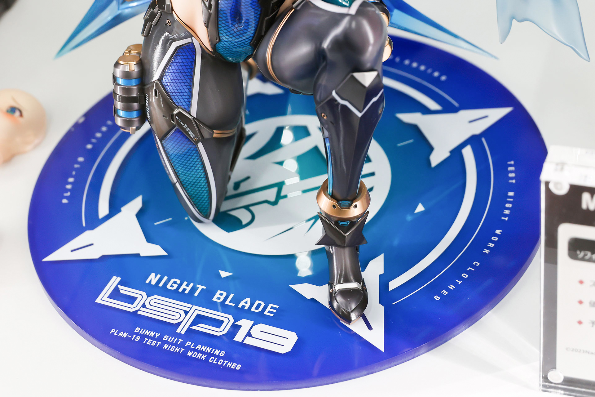 台座はクールなデザインになっている