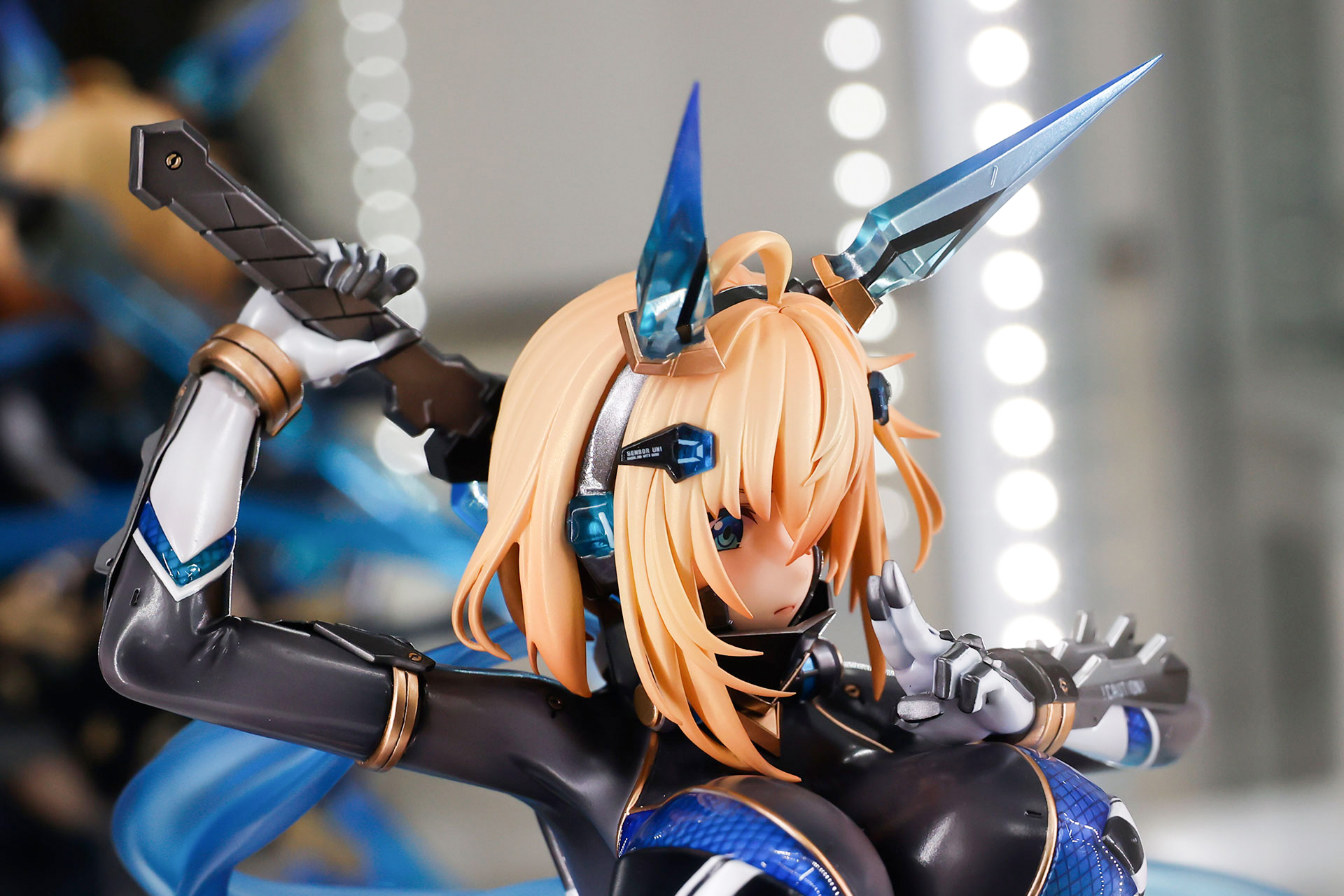 カチューシャ状の耳など、様々なデバイスが付けられている