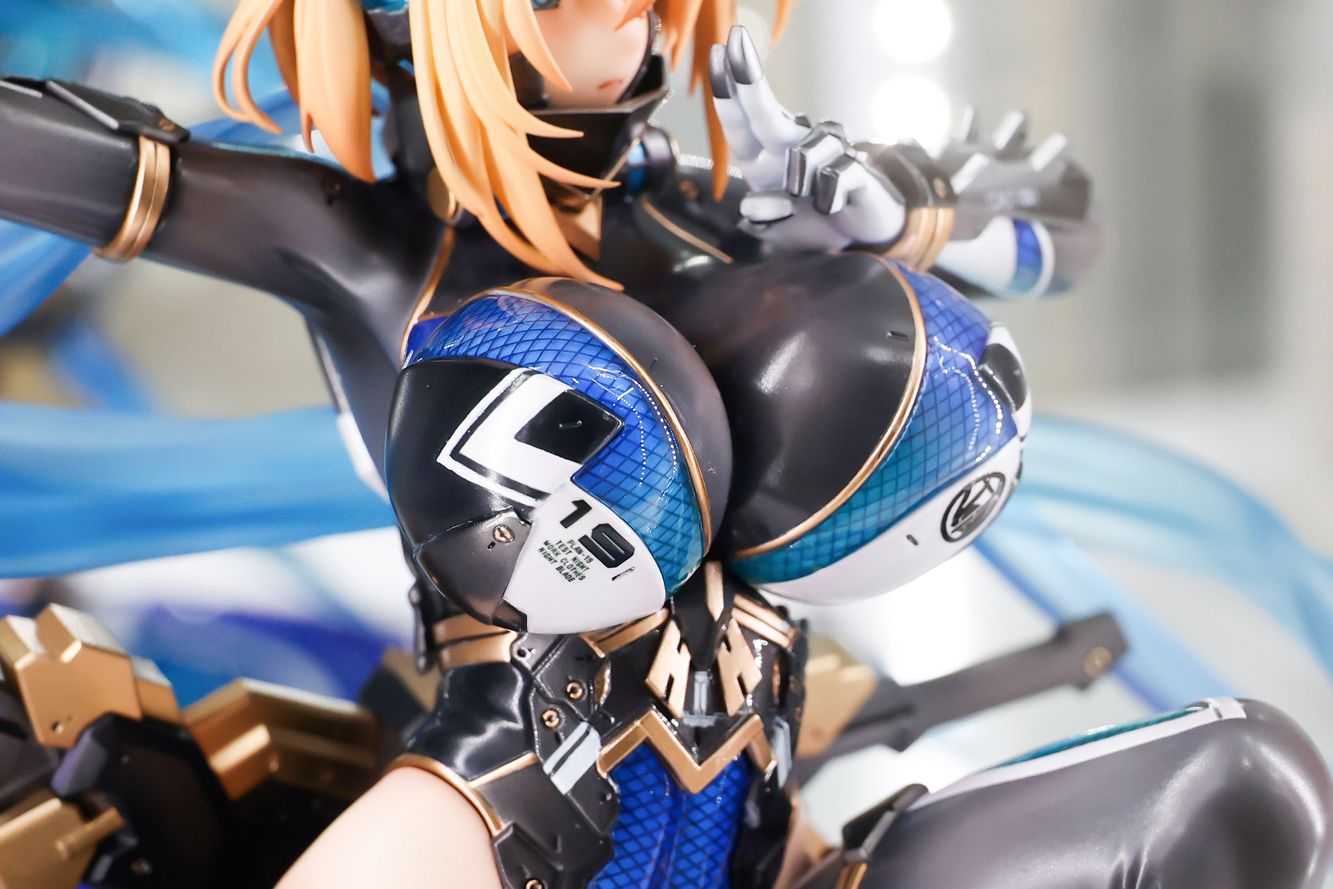 スーツのデザインは少し派手めだ