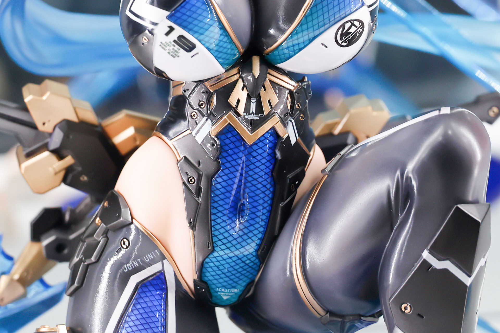 おへその窪みもわかるほど体に密着している