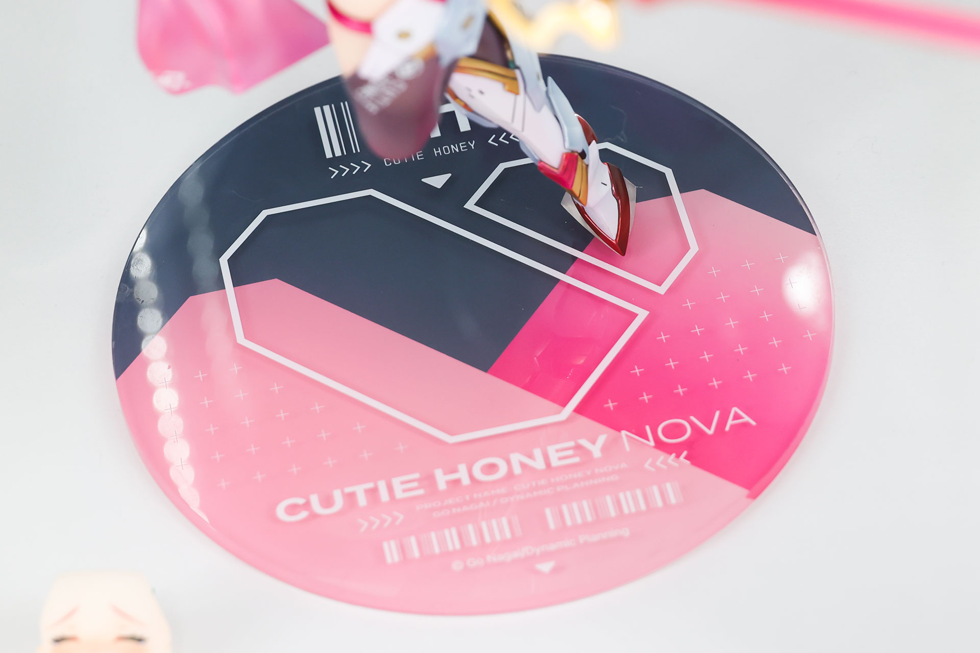 台座のデザインもカッコイイ