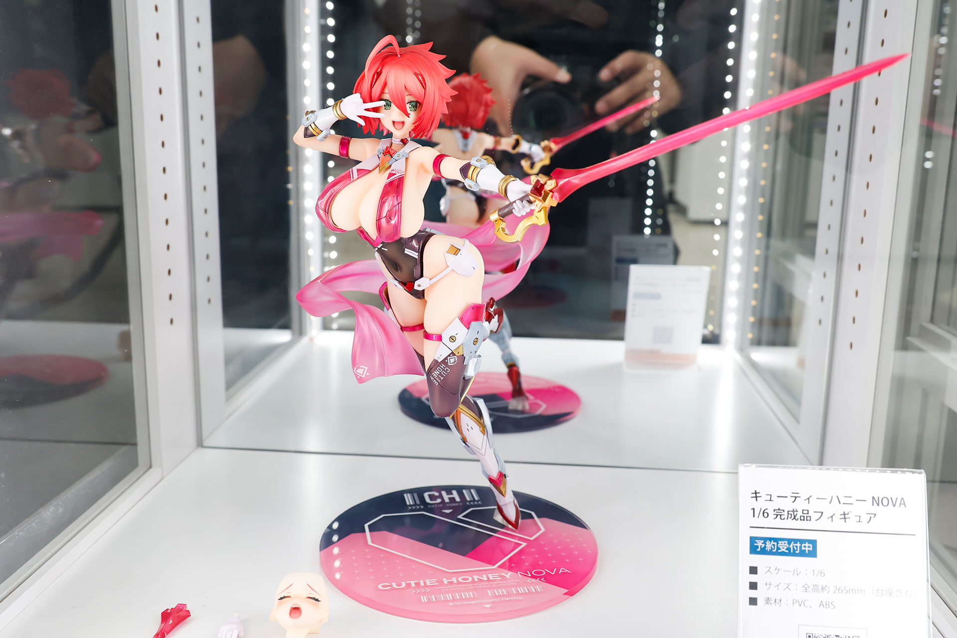 フィギュアの素材はPVCとABSで、台座部分を含む全高は約265mmだ