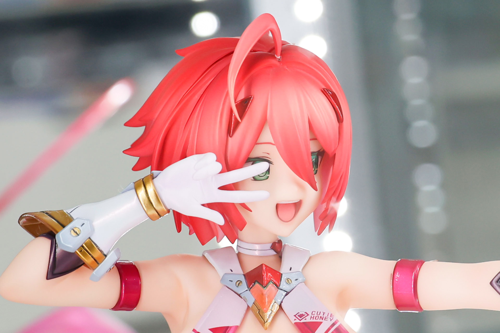 頭頂部からアホ毛が飛び出している